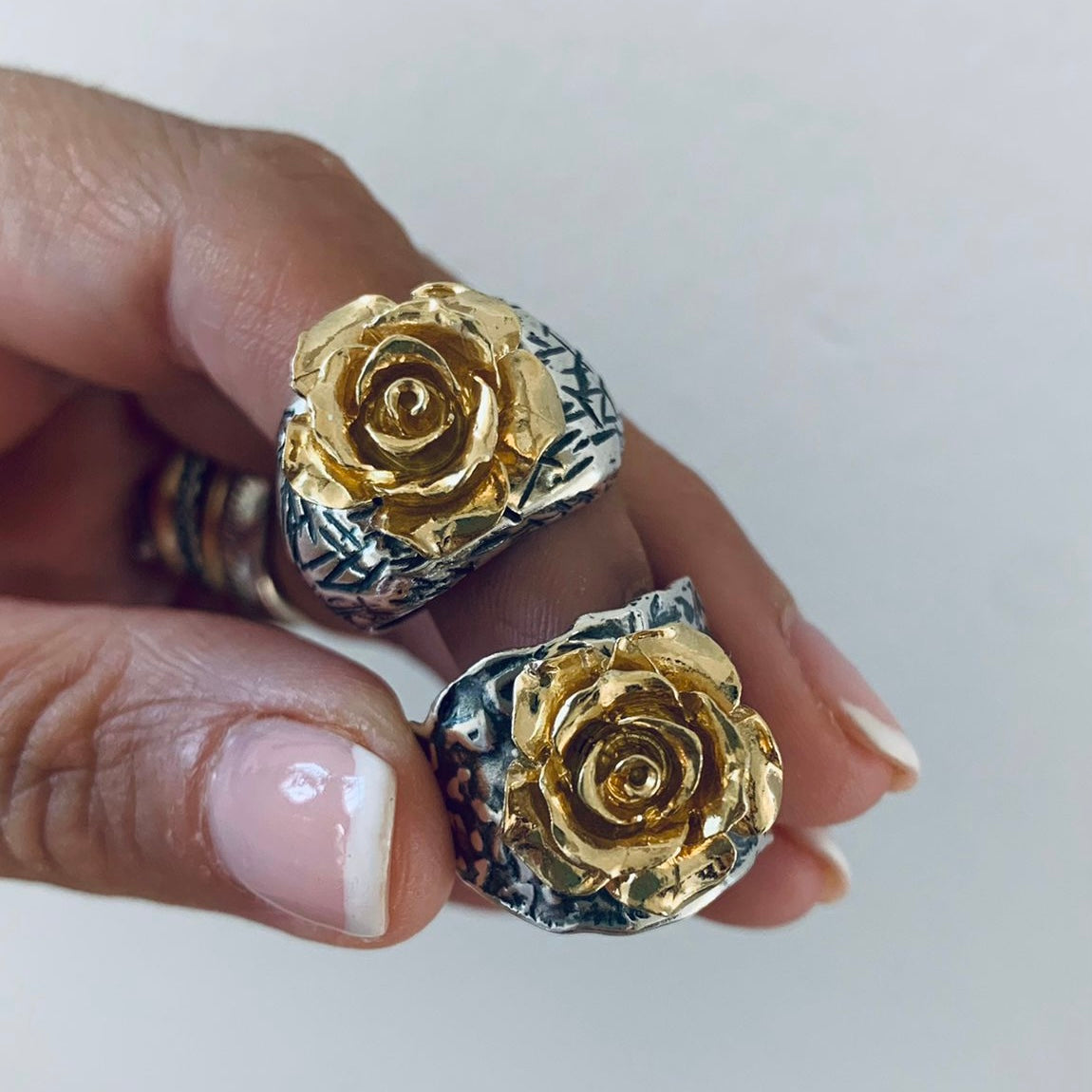 anello rosa in argento 925 con base brunita e fiore bagnato in oro giallo. RabiosaJewels