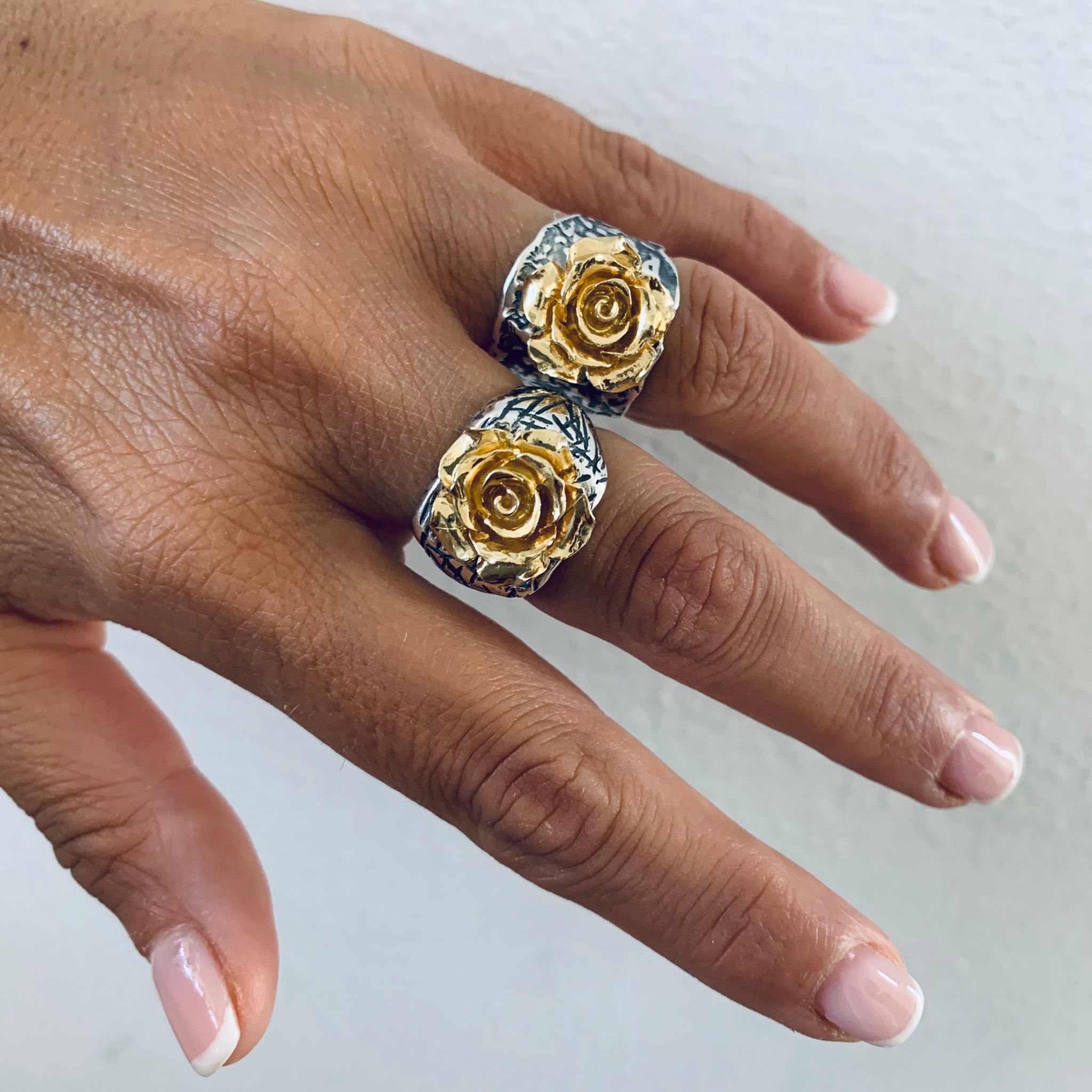 anello rosa in argento 925 con base brunita e fiore bagnato in oro giallo. RabiosaJewels