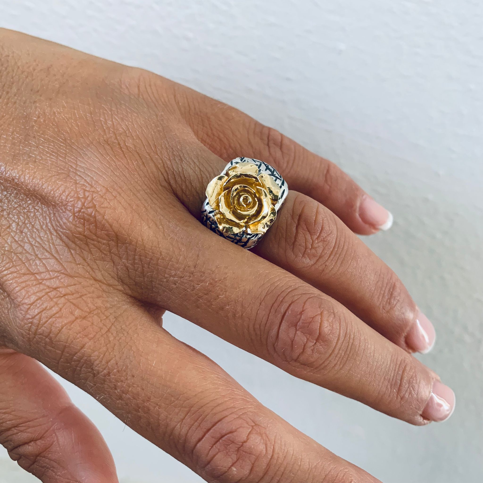 anello rosa in argento 925 con base brunita e fiore bagnato in oro giallo. RabiosaJewels