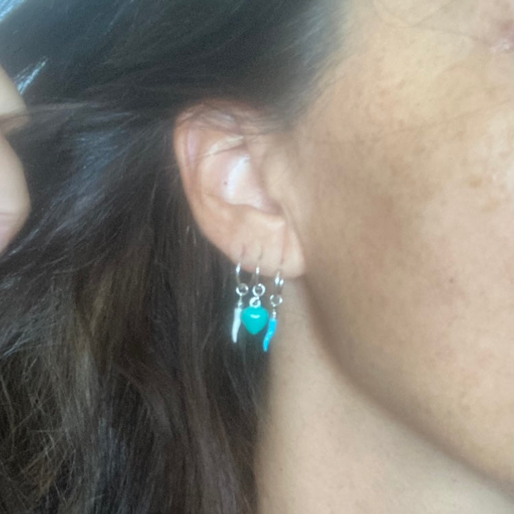 orecchini mono hoop con mini ciondolo colorato in argento 925. RabiosaJewels