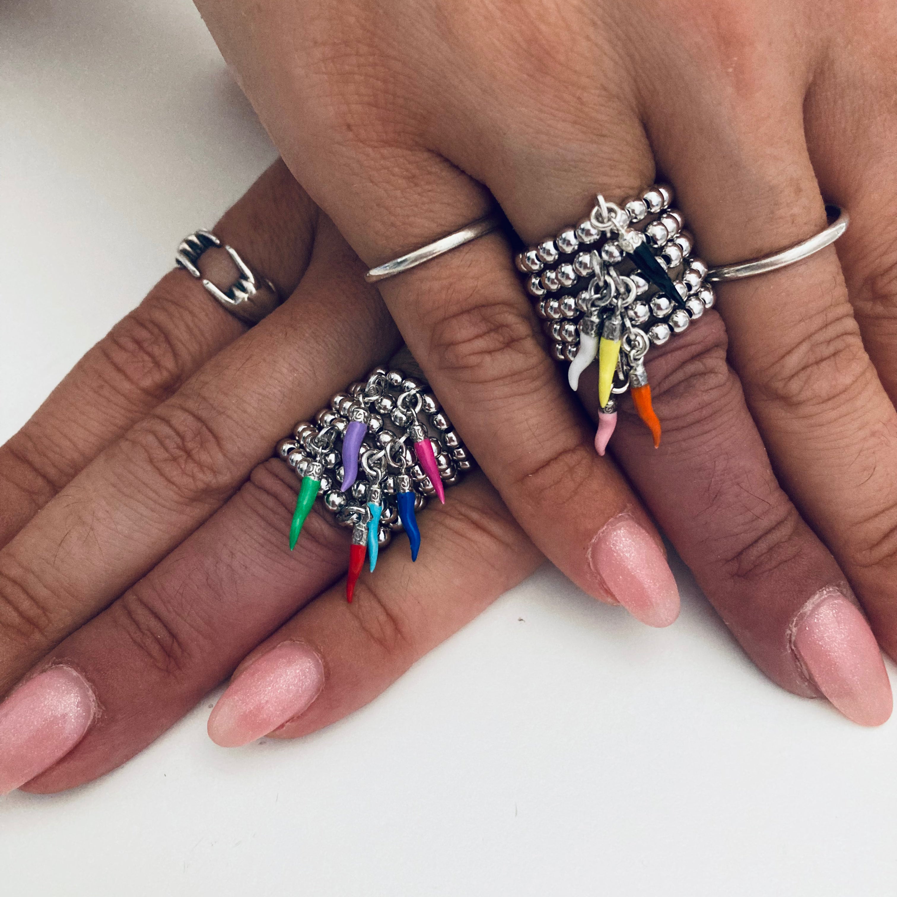 anelli elastici in argento 925 con mini cornetti colorati. RabiosaJewels