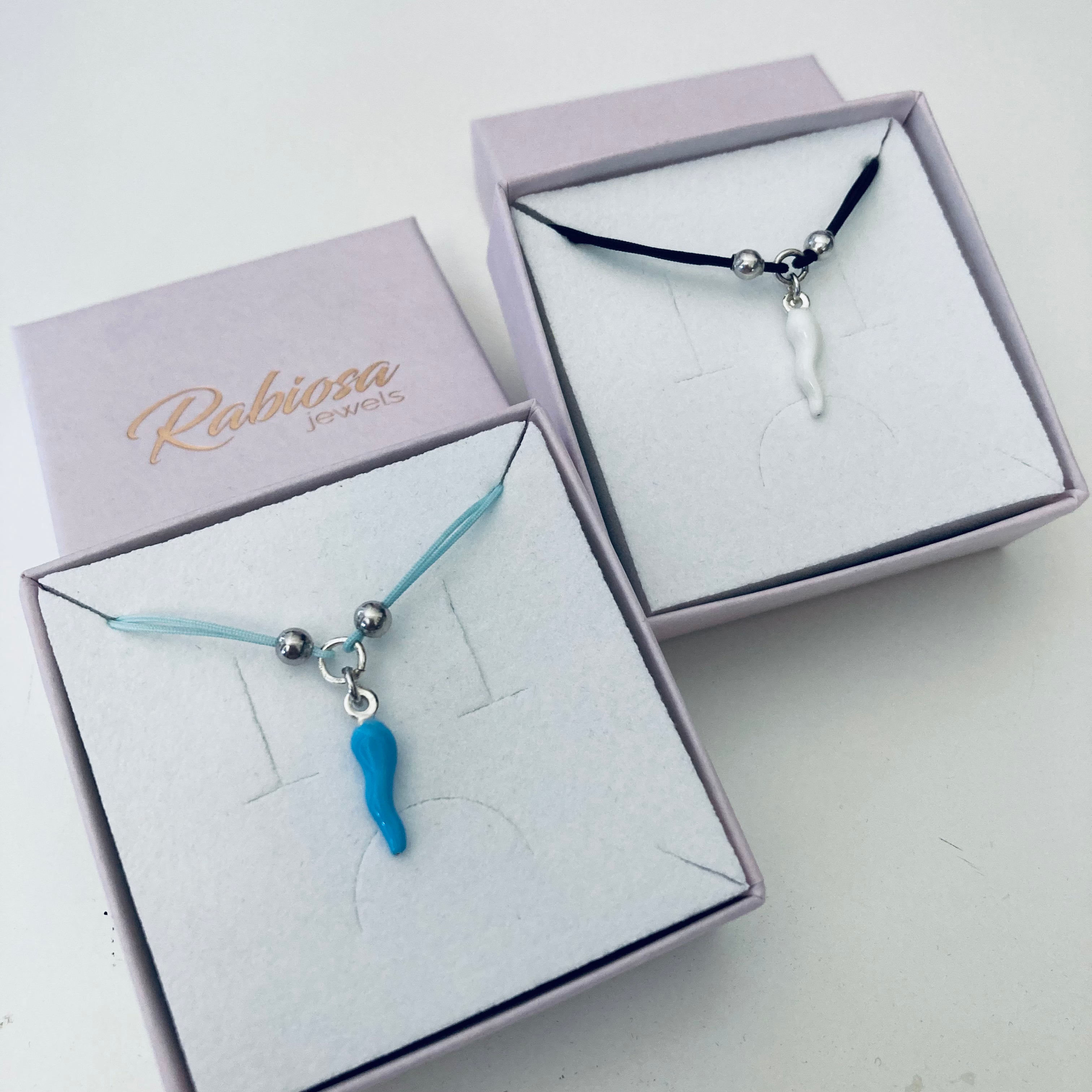 collana con cordoncino colorato e cornetto colorato. chiusura con moschettone. RabiosaJewels