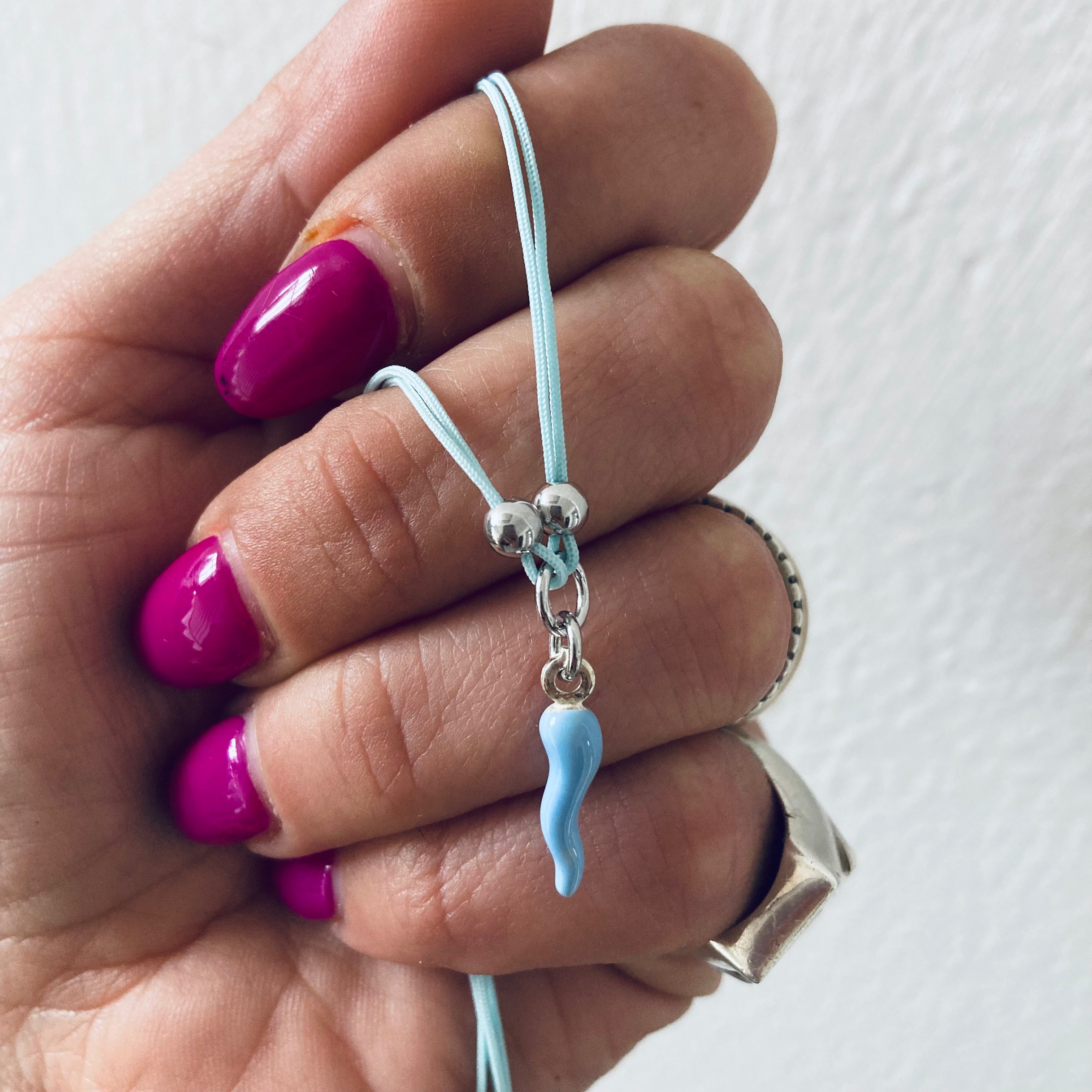 collana con cordoncino colorato e cornetto colorato. chiusura con moschettone. RabiosaJewels