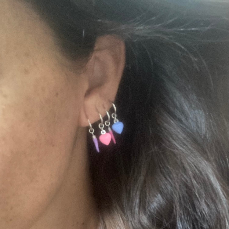 orecchini mono hoop con mini ciondolo colorato in argento 925. RabiosaJewels