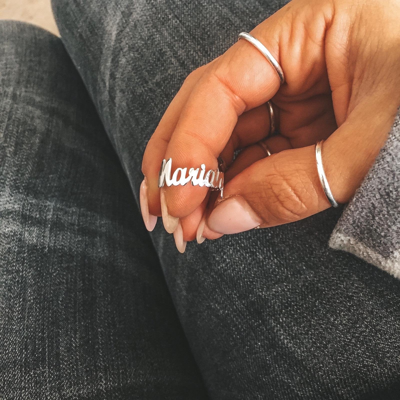 dettaglio anello nome in corsivo. argento925. rabiosajewels (4373576843327)