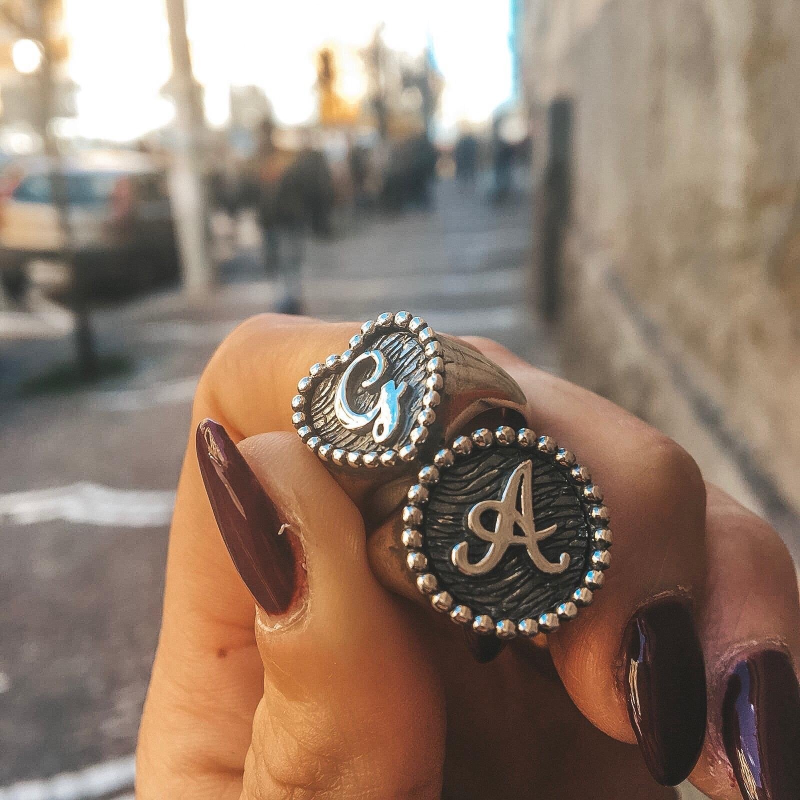 Chavalier ID letter tondo e cuore con iniziale rialzata e borchie. argento925 regolabili da mignolo. rabiosajewels (4373603745855)