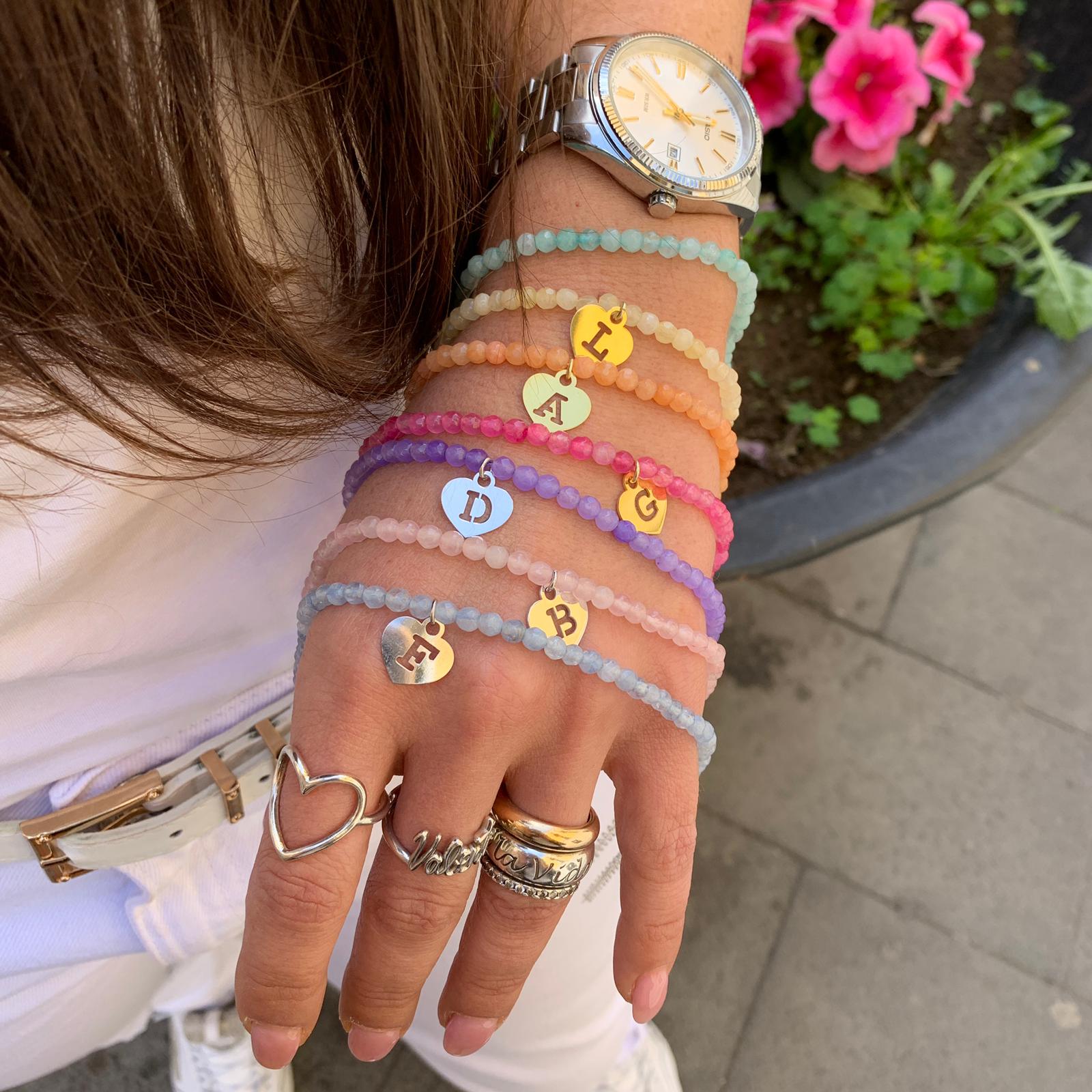 girocollo in pietre naturali colorate, argento 925. rabiosajewels. cuoricino con lettera traforata. collana estiva. collezione Spring Summer 2021. collana.necklance. colori pastello