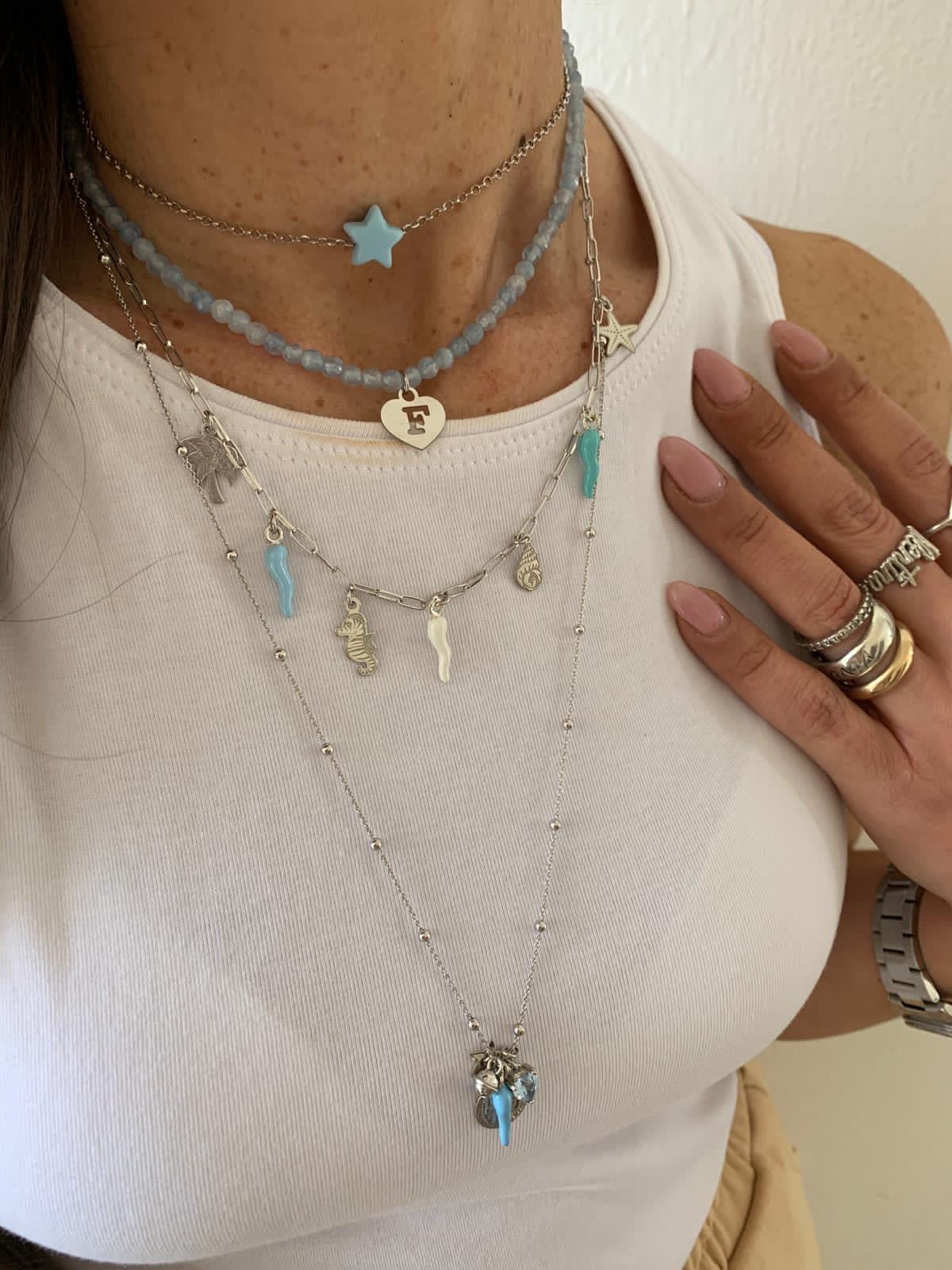 girocollo in pietre naturali colorate, argento 925. rabiosajewels. cuoricino con lettera traforata. collana estiva. collezione Spring Summer 2021. collana.necklance. colori pastello. combinazione collane.mix and match