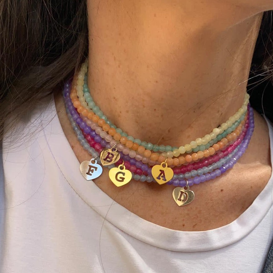 girocollo in pietre naturali colorate, argento 925. rabiosajewels. cuoricino con lettera traforata. collana estiva. collezione Spring Summer 2021. collana.necklance. colori pastello