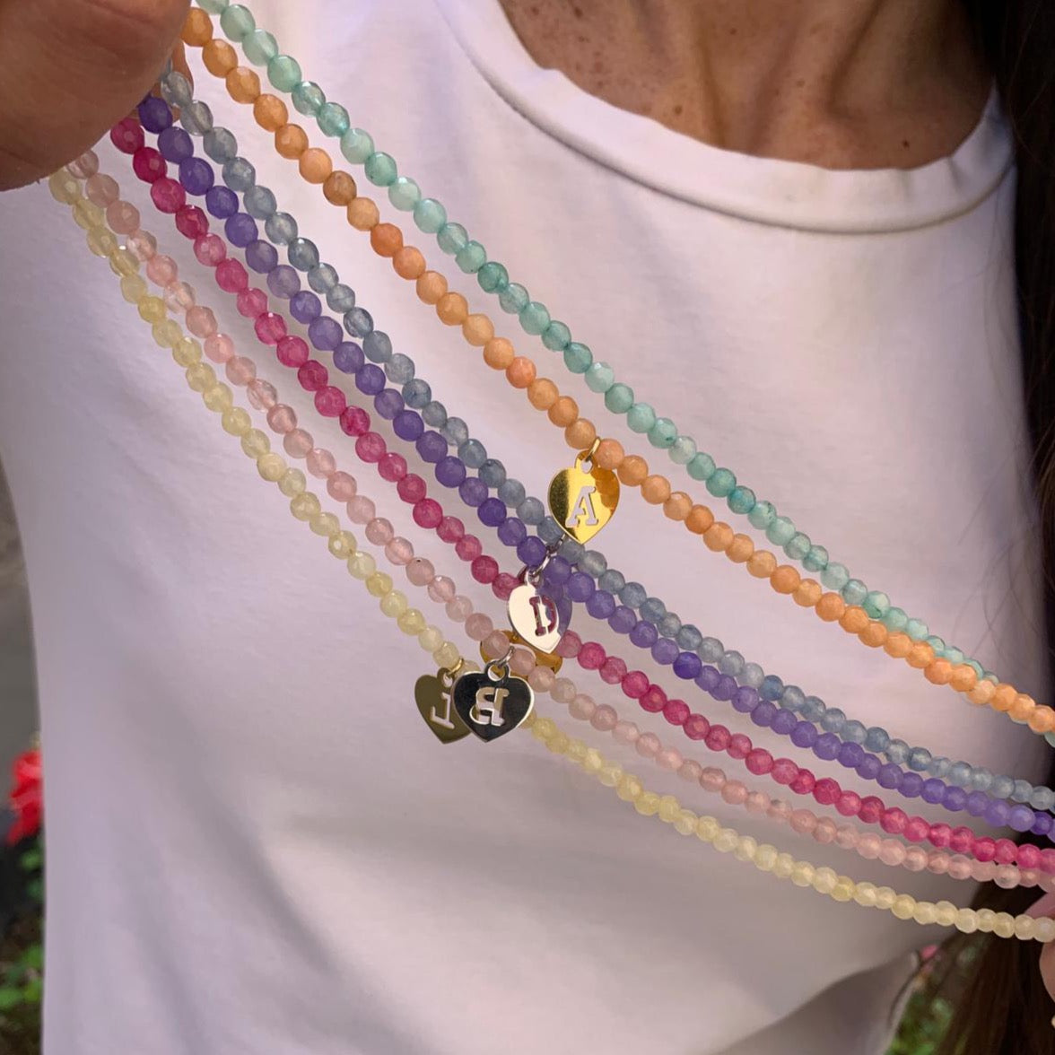girocollo in pietre naturali colorate, argento 925. rabiosajewels. cuoricino con lettera traforata. collana estiva. collezione Spring Summer 2021. collana.necklance. colori pastello