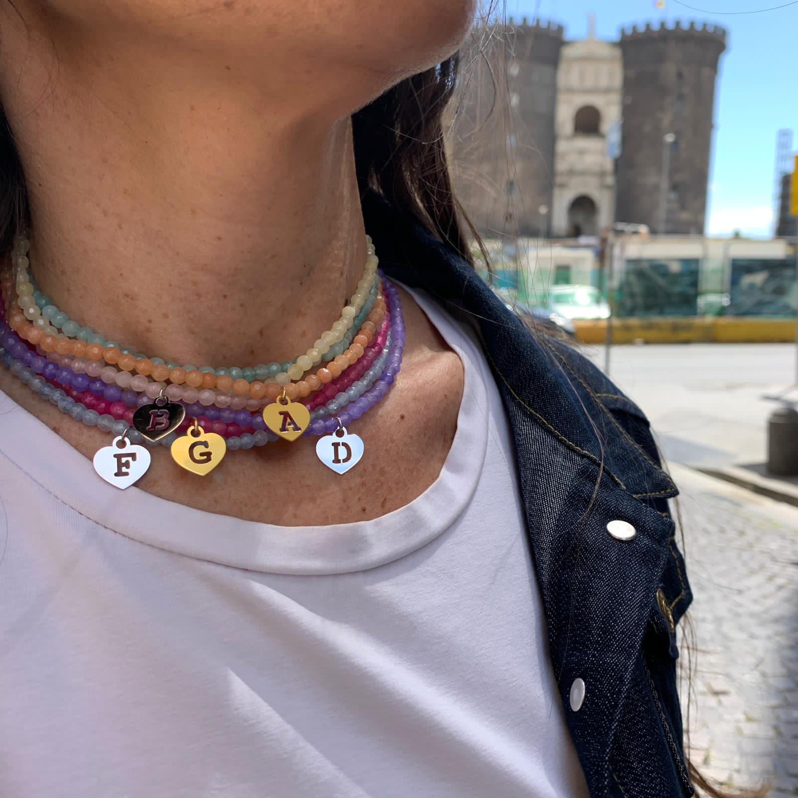 girocollo in pietre naturali colorate, argento 925. rabiosajewels. cuoricino con lettera traforata. collana estiva. collezione Spring Summer 2021. collana.necklance. colori pastello
