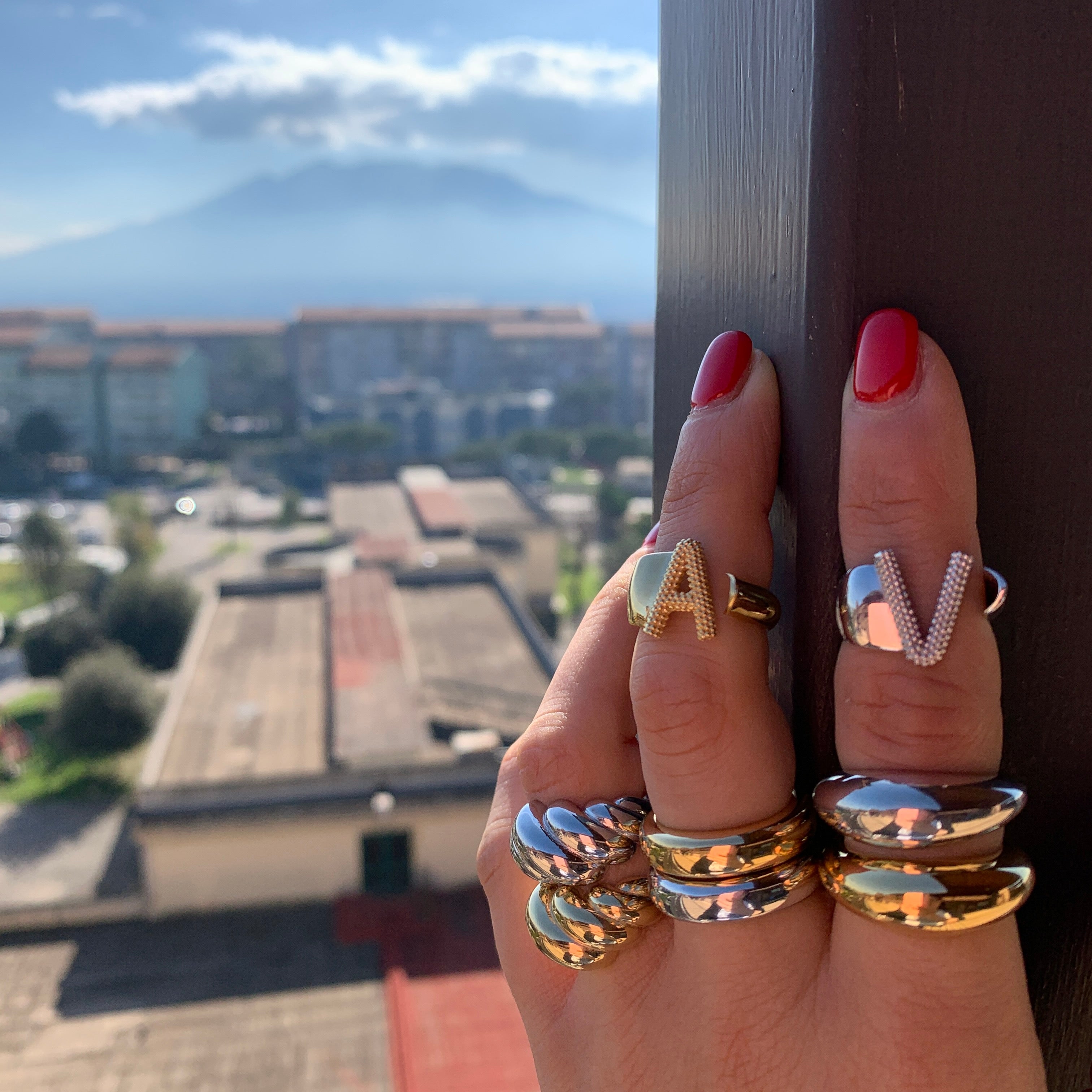 rabiosajewels. anelli iniziale puntino indossati. silver. gold. argento 925 regolabili.