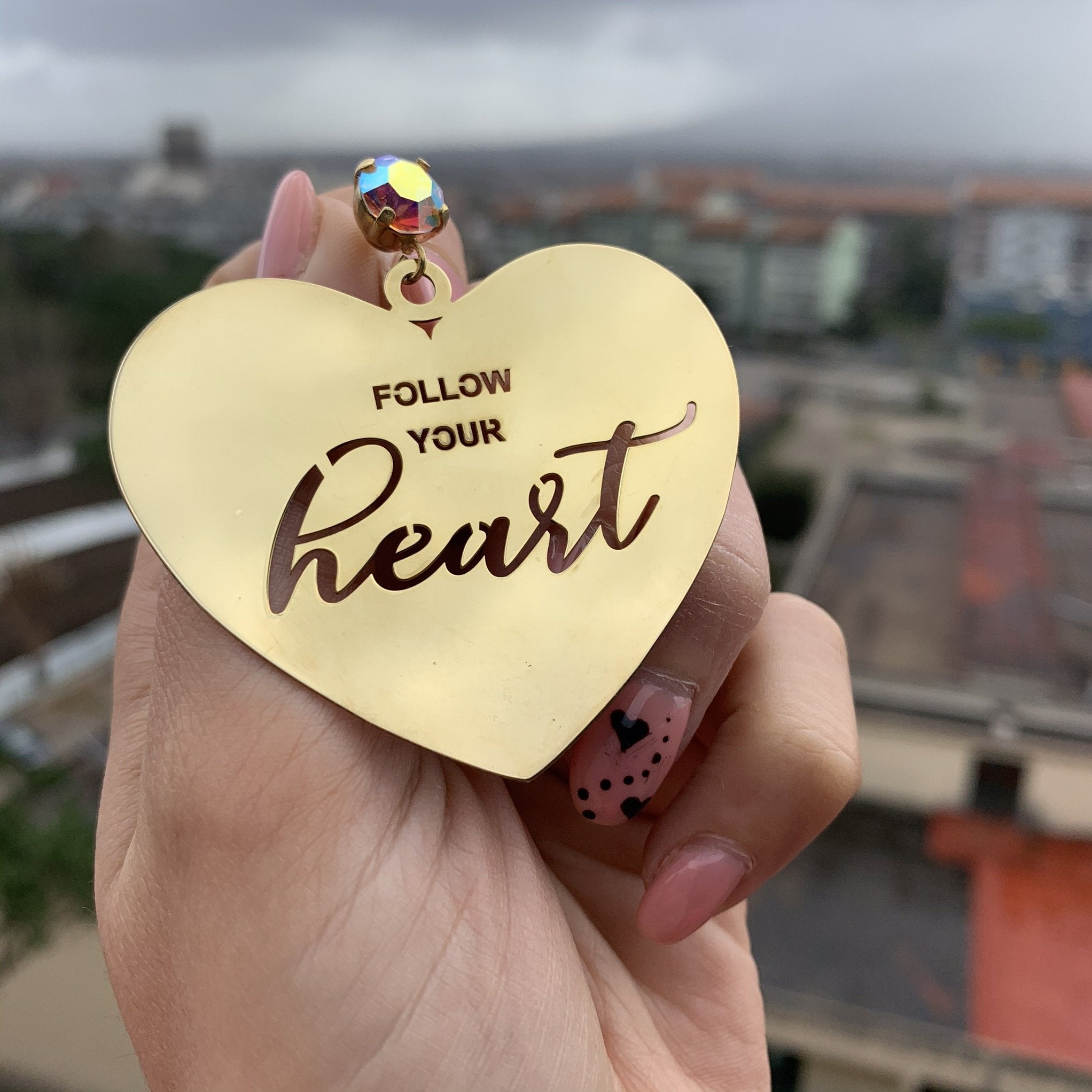 RabiosaJewels. Follow your heart. Orecchini Kore Big versione gold con cristallo a lobo aurora boreale ed incisione traforata personalizzata. Argento925. (4492945063999)