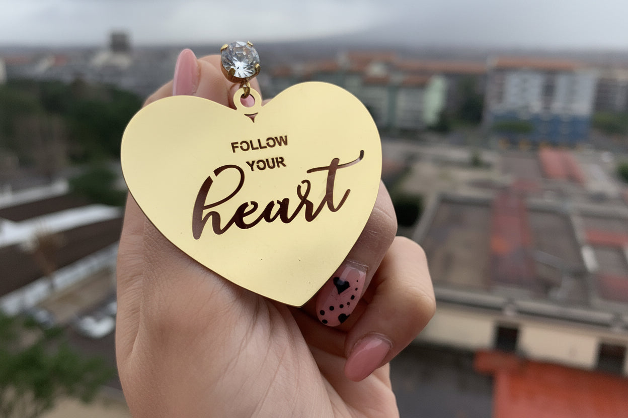 RabiosaJewels. Follow your heart. Orecchini Kore Big versione gold con cristallo a lobo aurora boreale ed incisione traforata personalizzata. Argento925. (4492945063999)