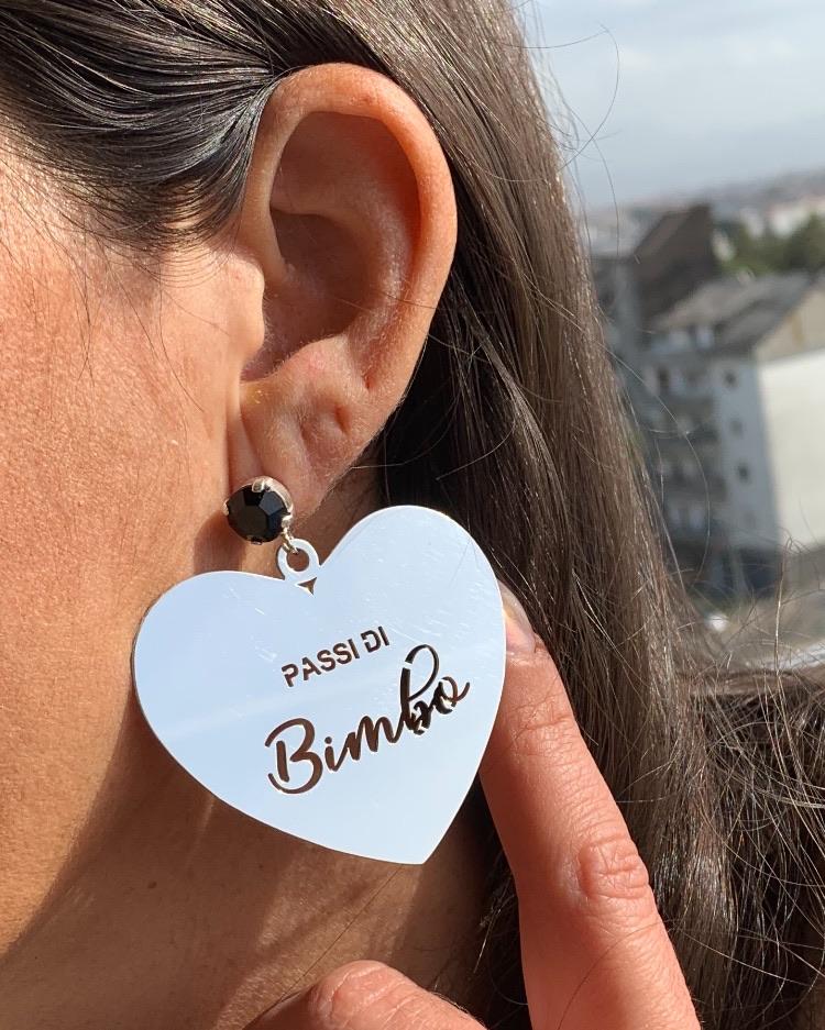 RabiosaJewels. Passi di bimbo. Orecchini Kore Big versione silver con cristallo a lobo nero ed incisione traforata personalizzata. Argento925. (4492945063999)