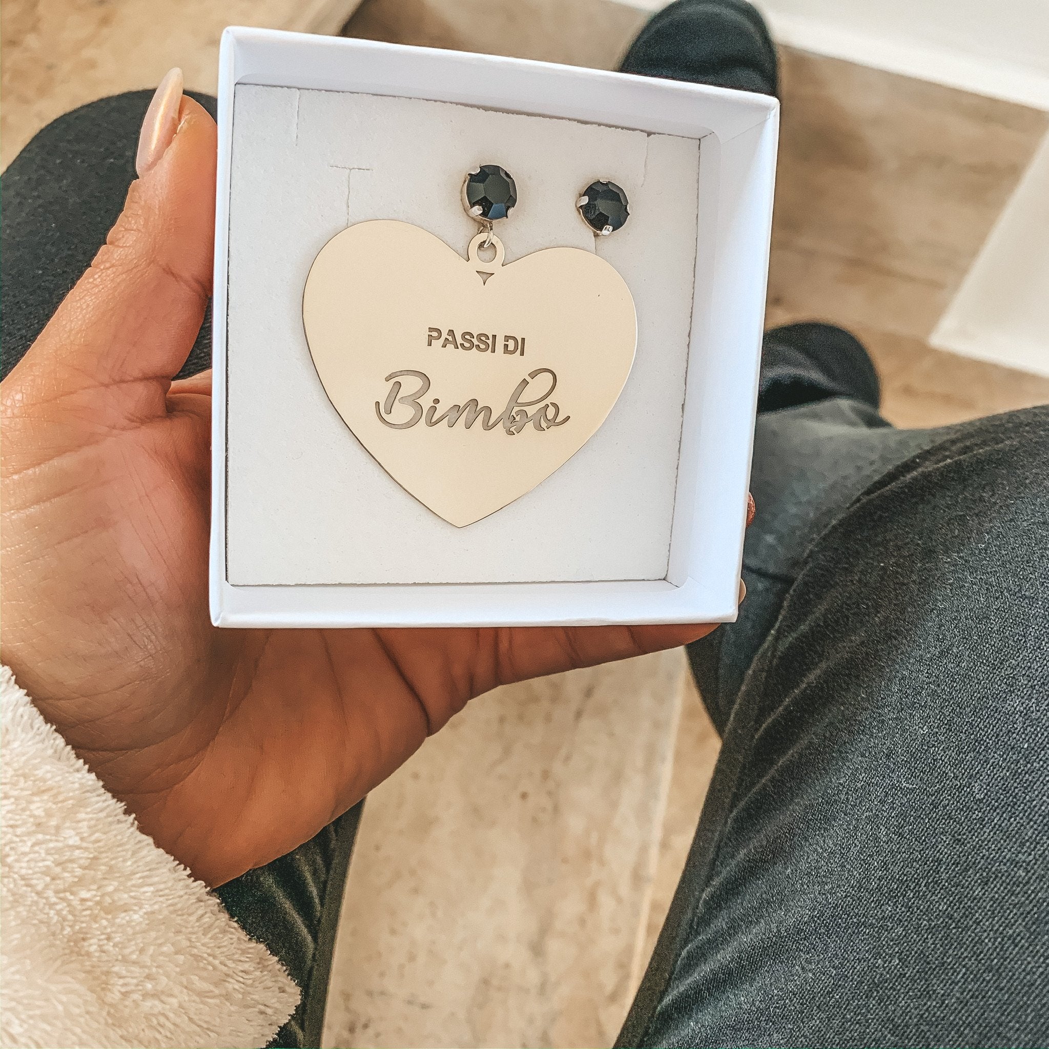 RabiosaJewels. Passi di bimbo. Dettaglio Orecchino asimmetrico Kore Big versione silver con cristallo a lobo nero ed incisione traforata personalizzata. Argento925. (4492945063999)