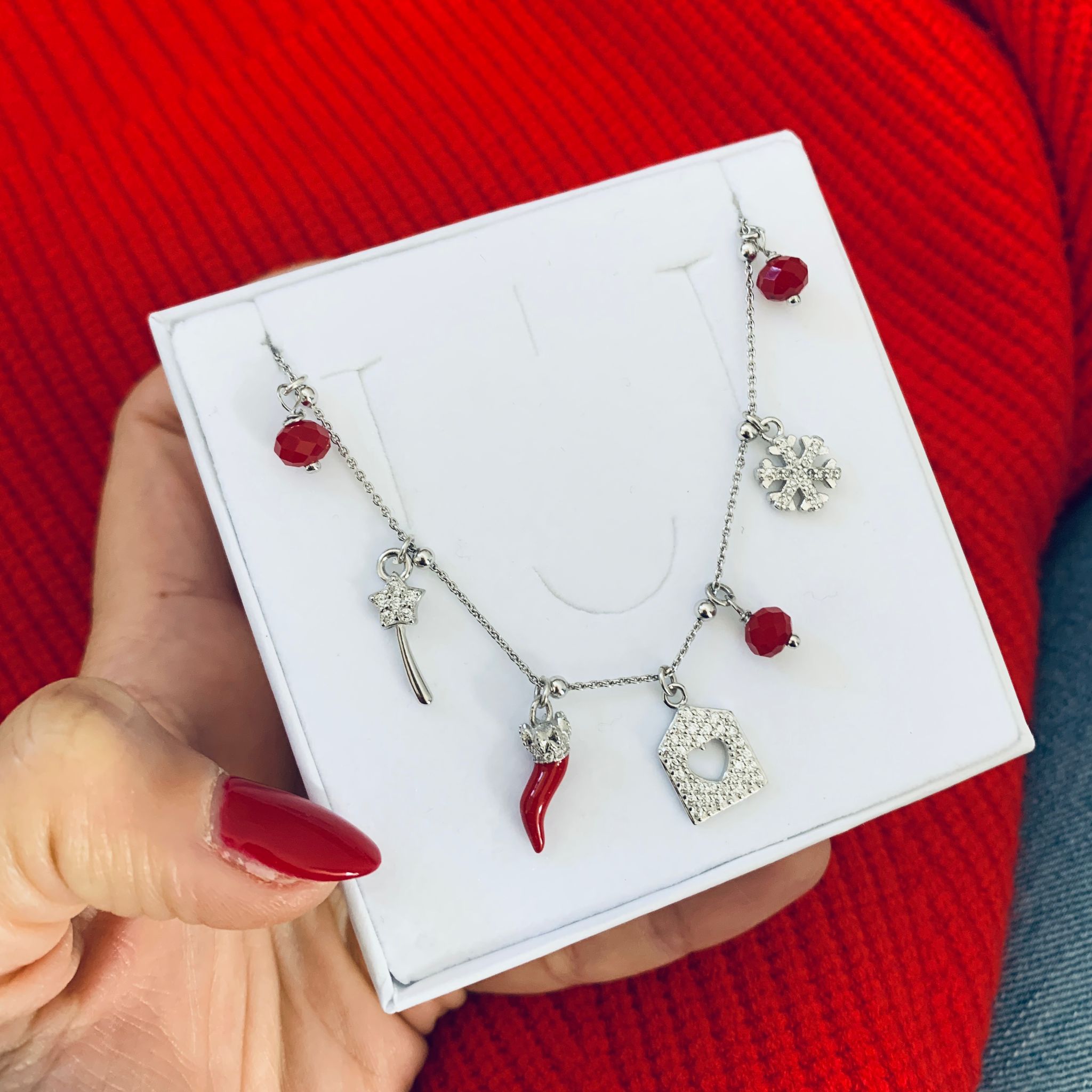 Collana Winter ice in argento 925 di RabisaJewels. La collana si compone di 4 charms zirconati e tre cristalli rossi. disponibile solo in versione silver. foto nello scatolino