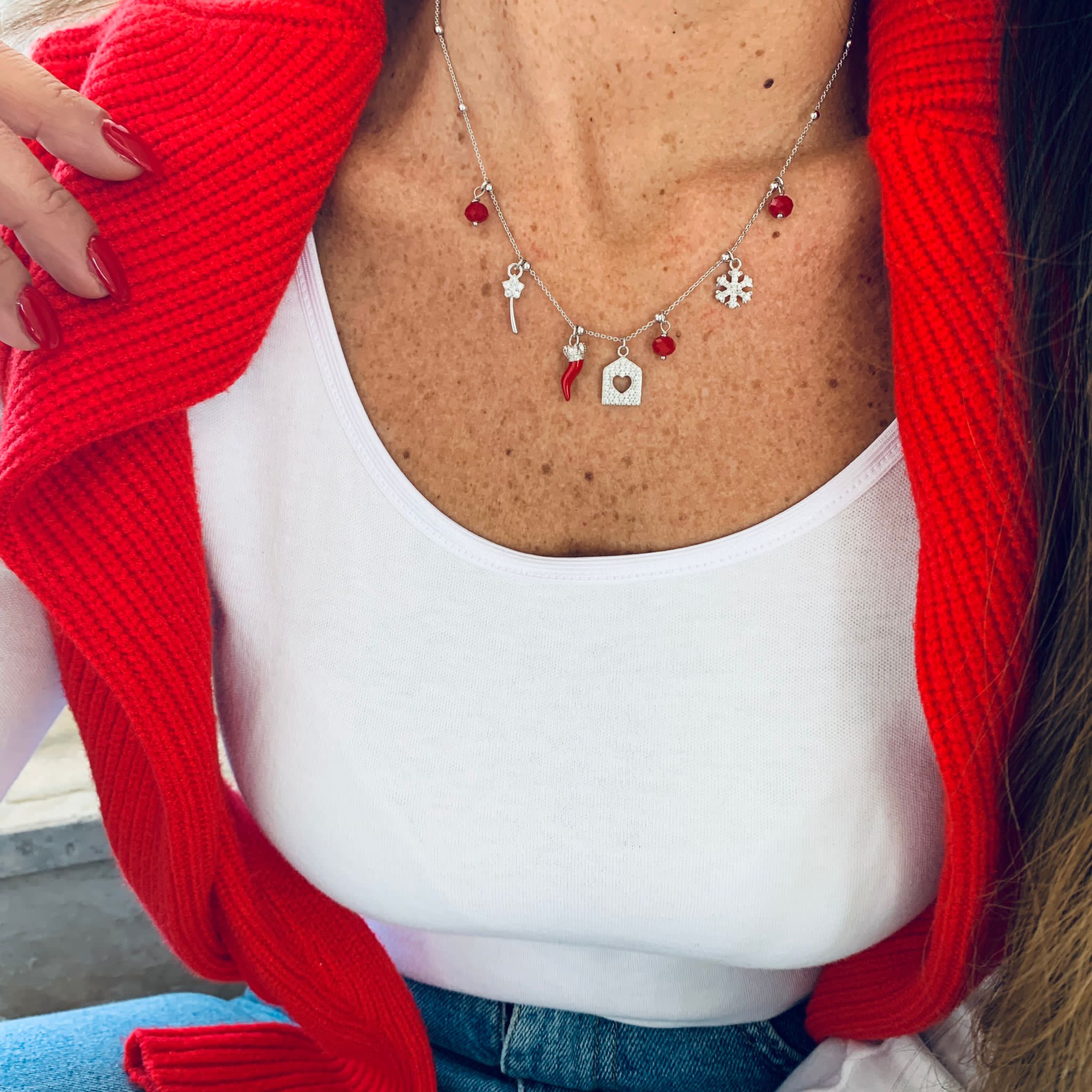 Collana Winter ice in argento 925 di RabisaJewels. La collana si compone di 4 charms zirconati e tre cristalli rossi. disponibile solo in versione silver.foto indossata