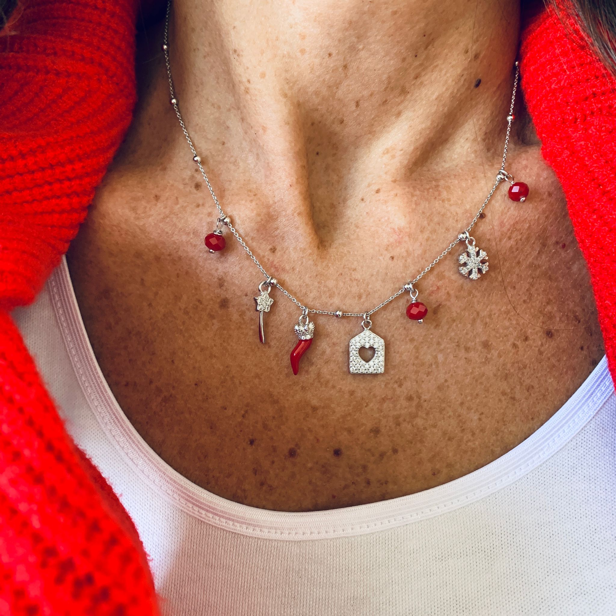 Collana Winter ice in argento 925 di RabisaJewels. La collana si compone di 4 charms zirconati e tre cristalli rossi. disponibile solo in versione silver.foto indossata
