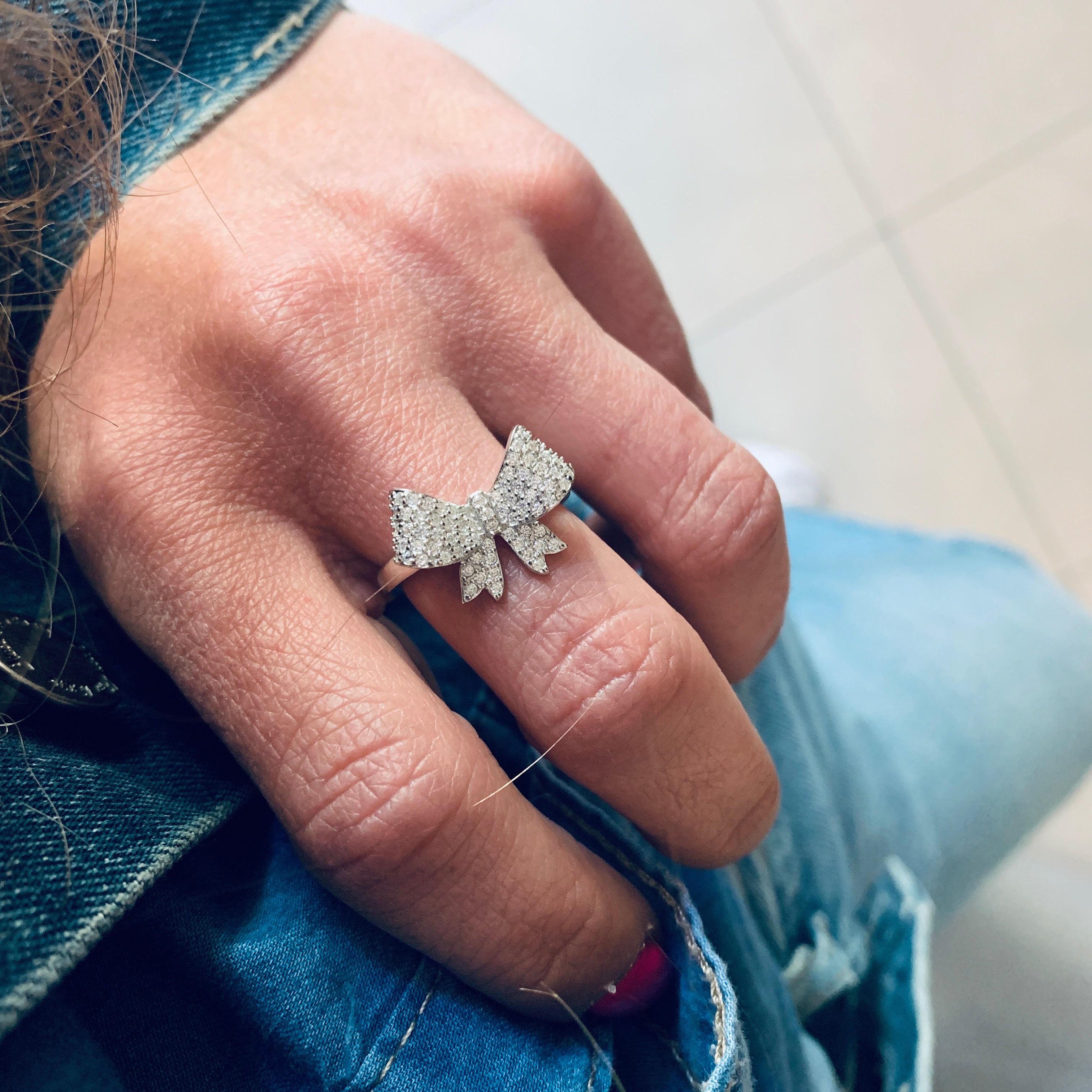 RabiosaJewels. anello fiocco regolabile in argento925 e zirconi bianchi. foto con anello indossato.