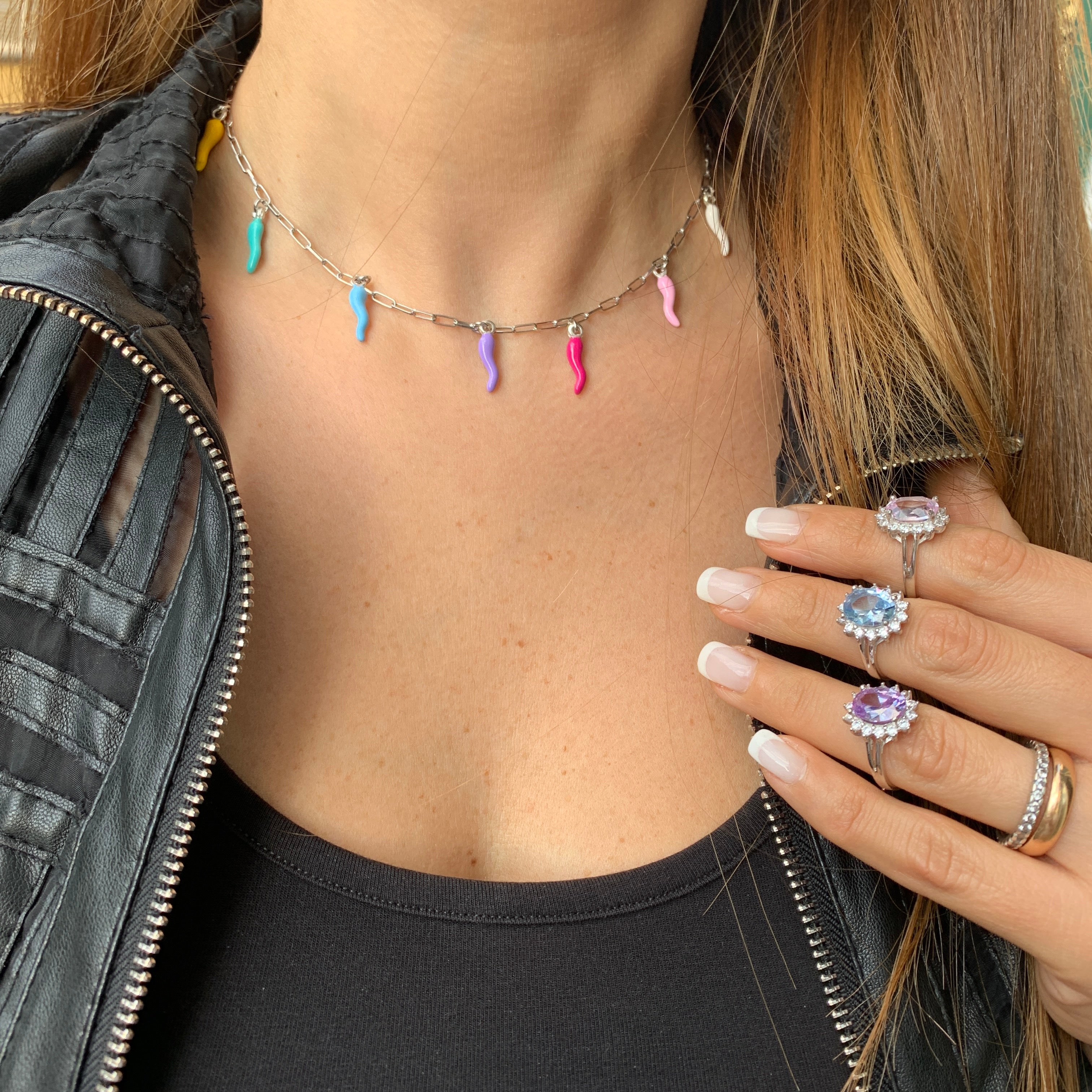 Collana Cornetti Colorati giallo, verde, celeste, glicine, fuxia, rosa e bianco. argento 925 nikelfree anallergico, con catena a maglia micro rettangolare. Lunghezza: 40 cm + 4 cm di allungo. foto indossata. versione silver.