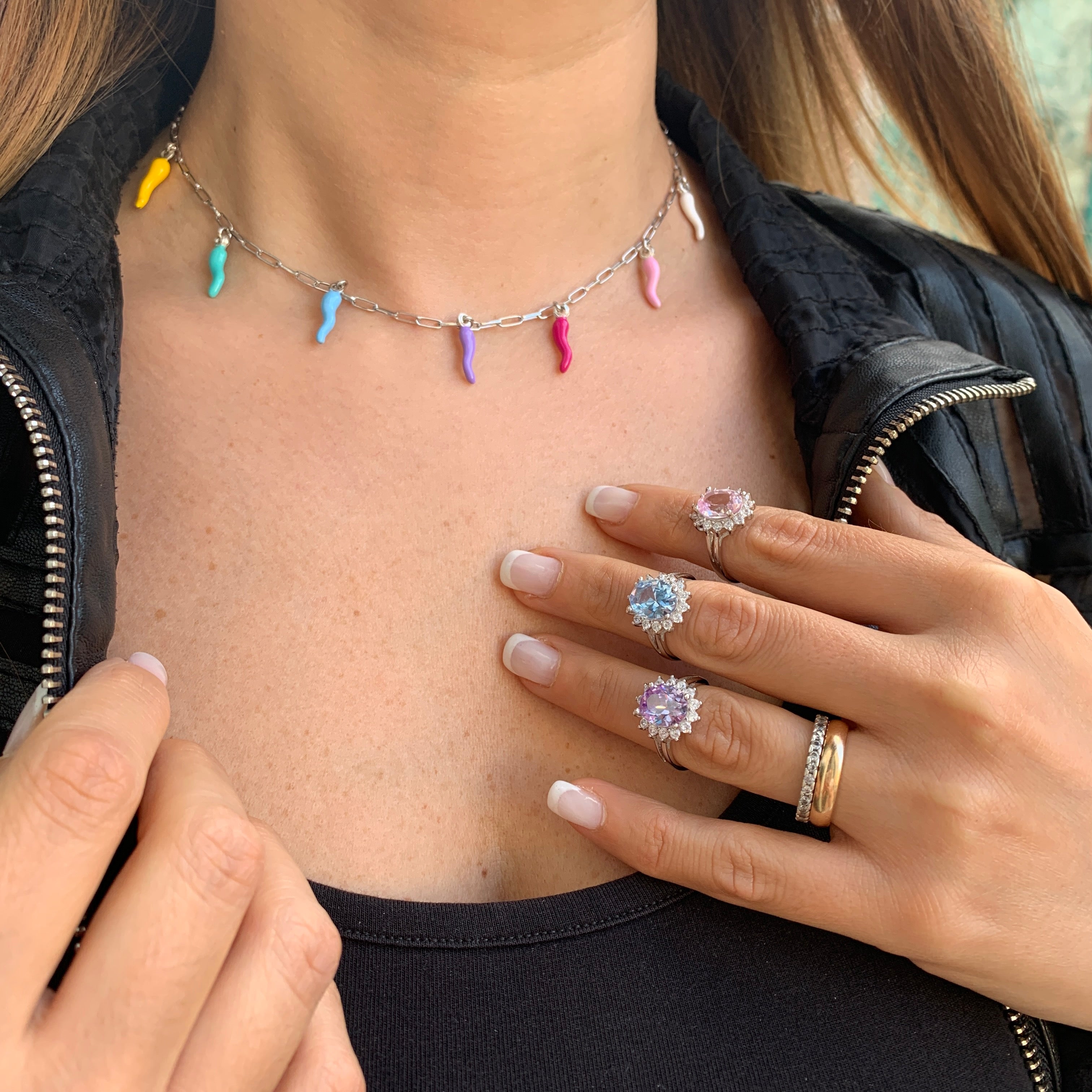 Collana Cornetti Colorati giallo, verde, celeste, glicine, fuxia, rosa e bianco. argento 925 nikelfree anallergico, con catena a maglia micro rettangolare. Lunghezza: 40 cm + 4 cm di allungo. foto indossata. versione silver.