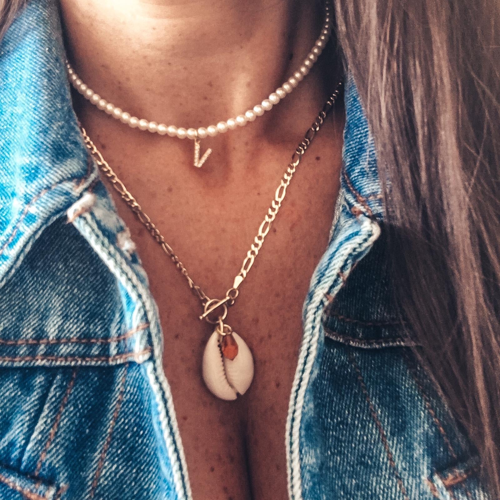 RabiosaJewels_collana shell con conchiglia e prisma ambra in argento925. foto indossata. (4687198126143)