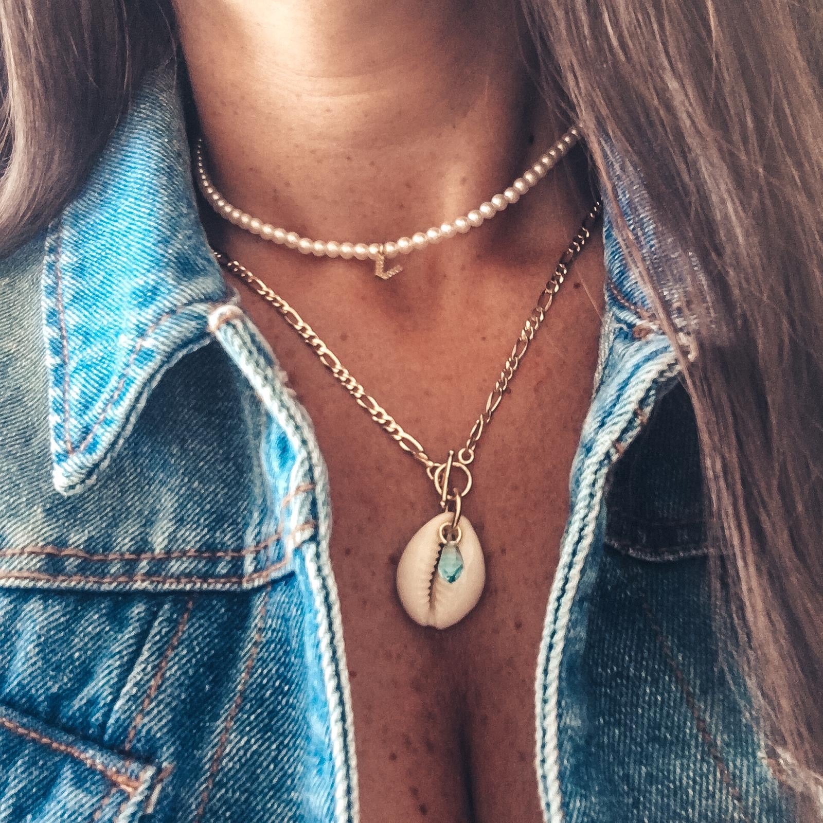 RabiosaJewels_collana shell con conchiglia e prisma celeste in argento925. foto indossata. (4687198126143)