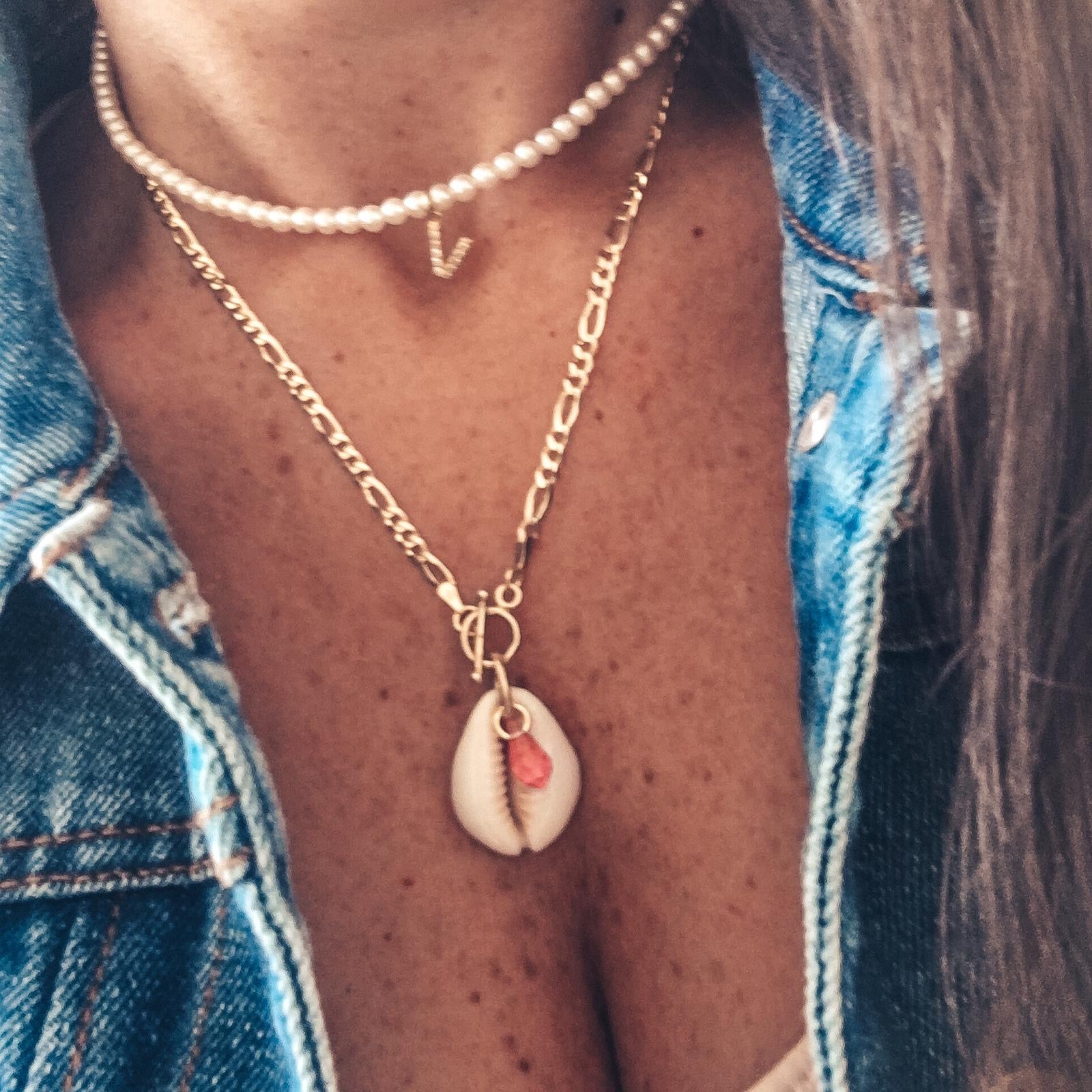 RabiosaJewels_collana shell con conchiglia e prisma rosa in argento925. foto indossata. (4687198126143)