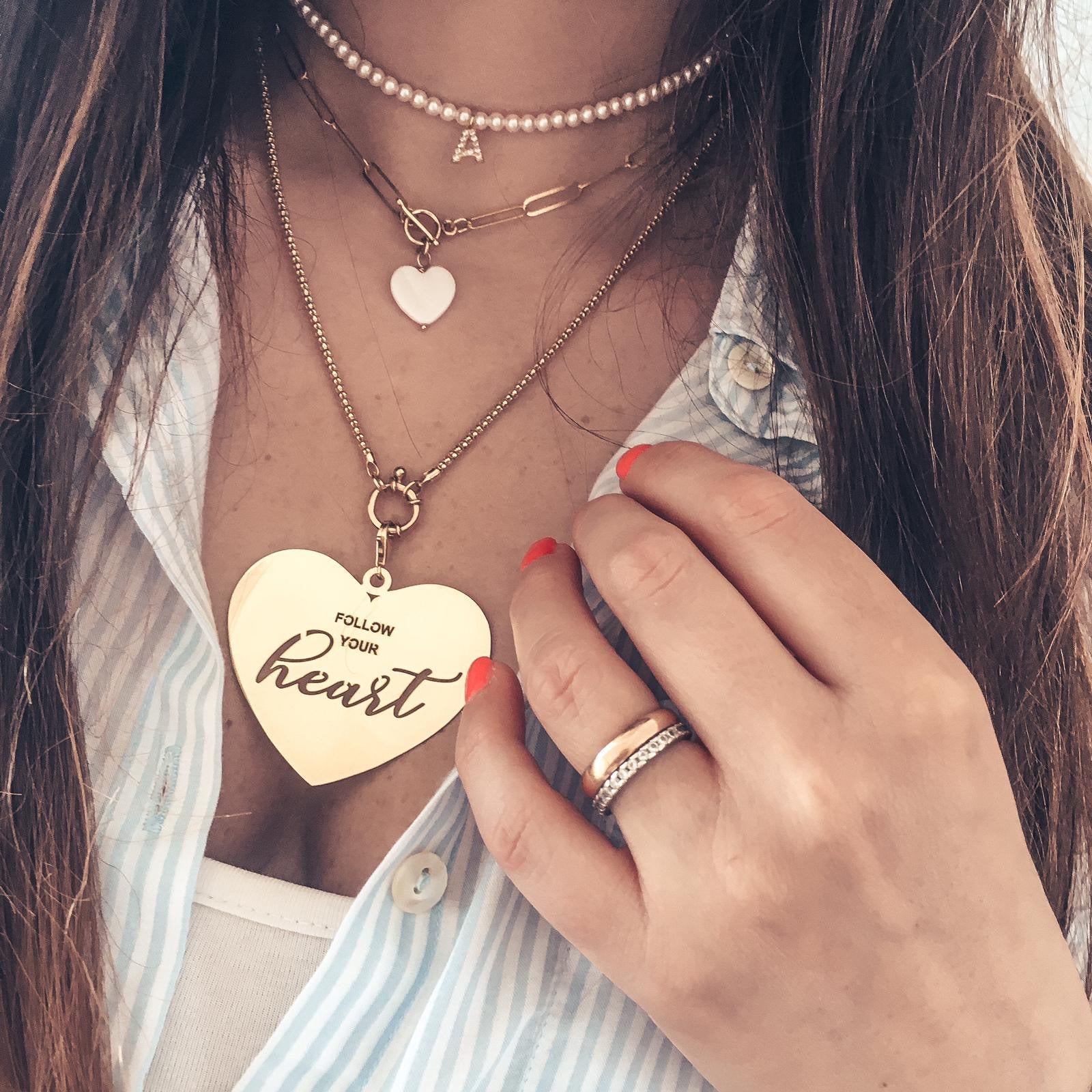 RabiosaJewels. Girocollo perle con iniziale pendente in zirconi. argento925. in foto girocollo indossato con altre collane. (4685649903679)