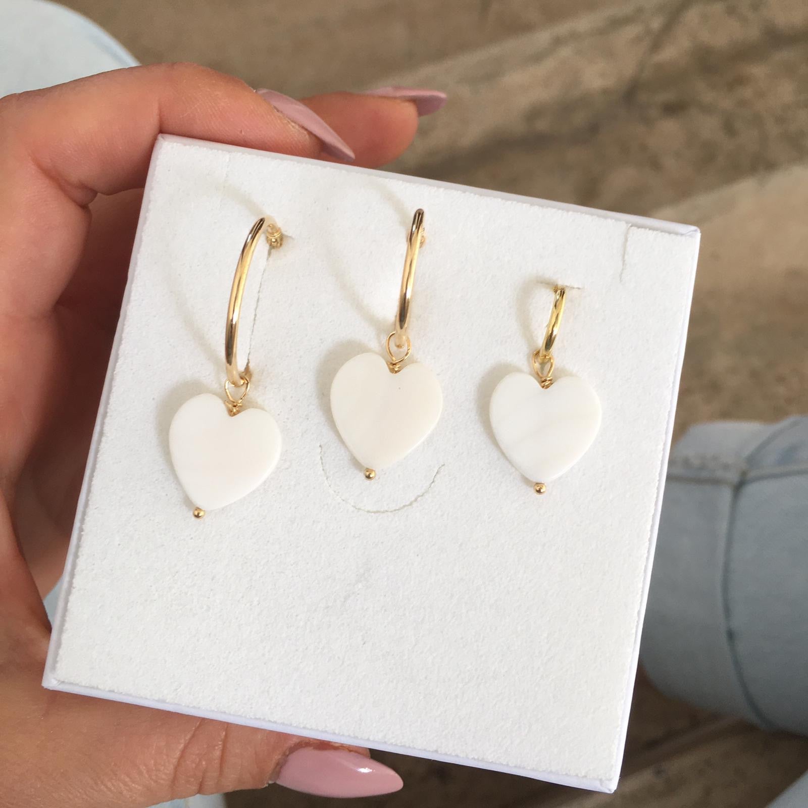 RabiosaJewels. Coppia di hoops con ciondolo in madreperla naturale. variante gold con cuore. (4630518825023)