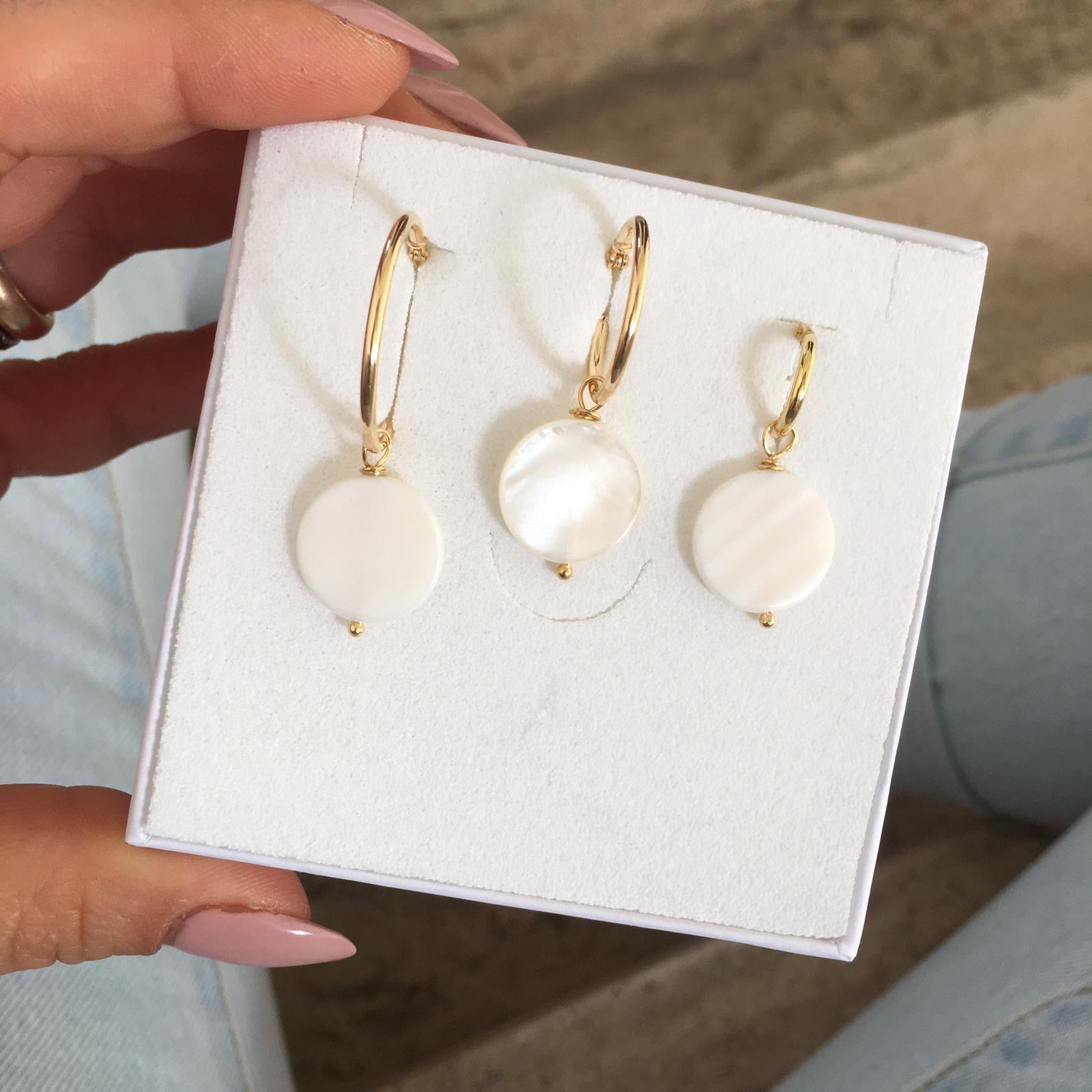 RabiosaJewels. Coppia di hoops con ciondolo in madreperla naturale. variante gold con tondo. (4630518825023)