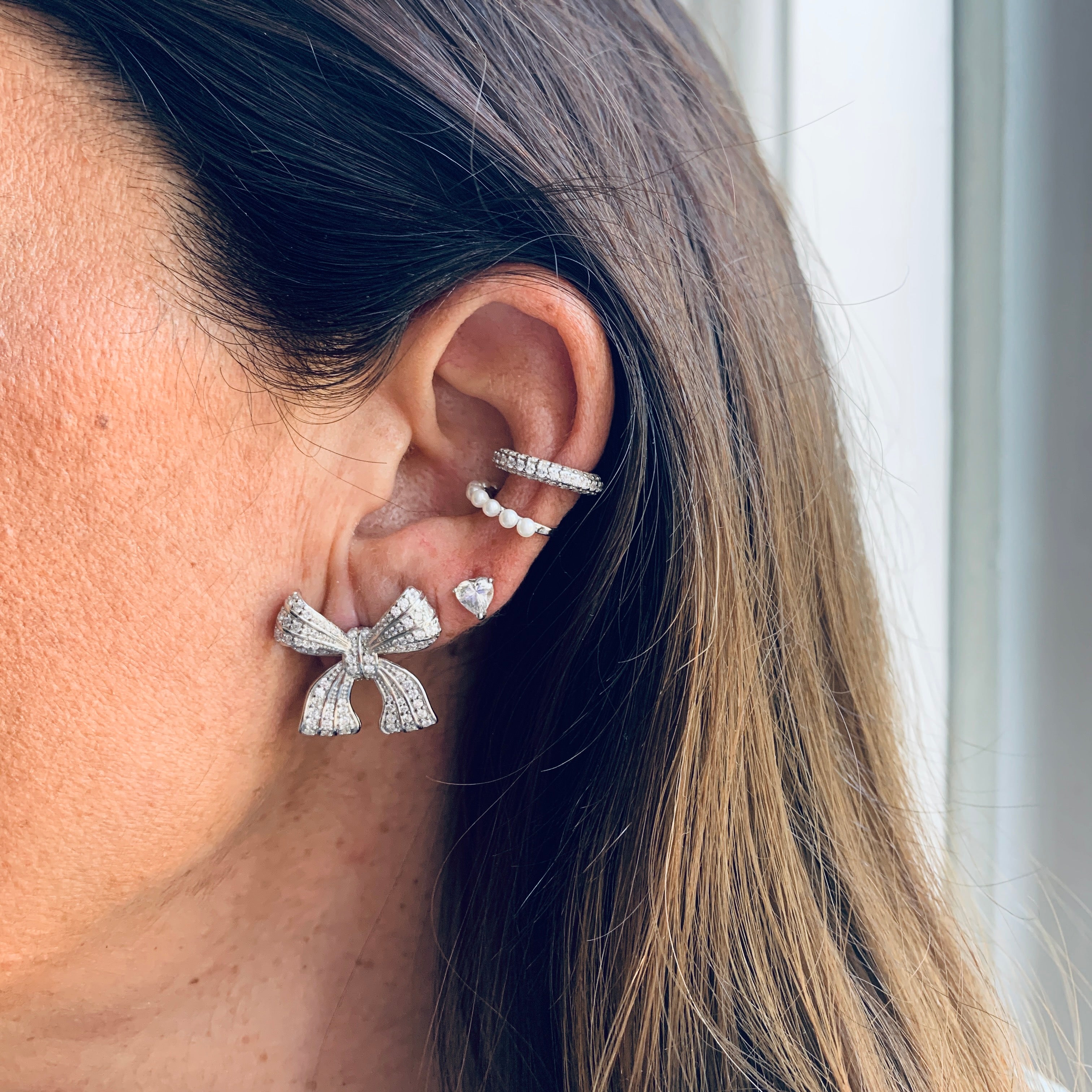 RabiosaJewels. orecchini fiocco in argento925 e zirconi. versione silver. foto indossati.