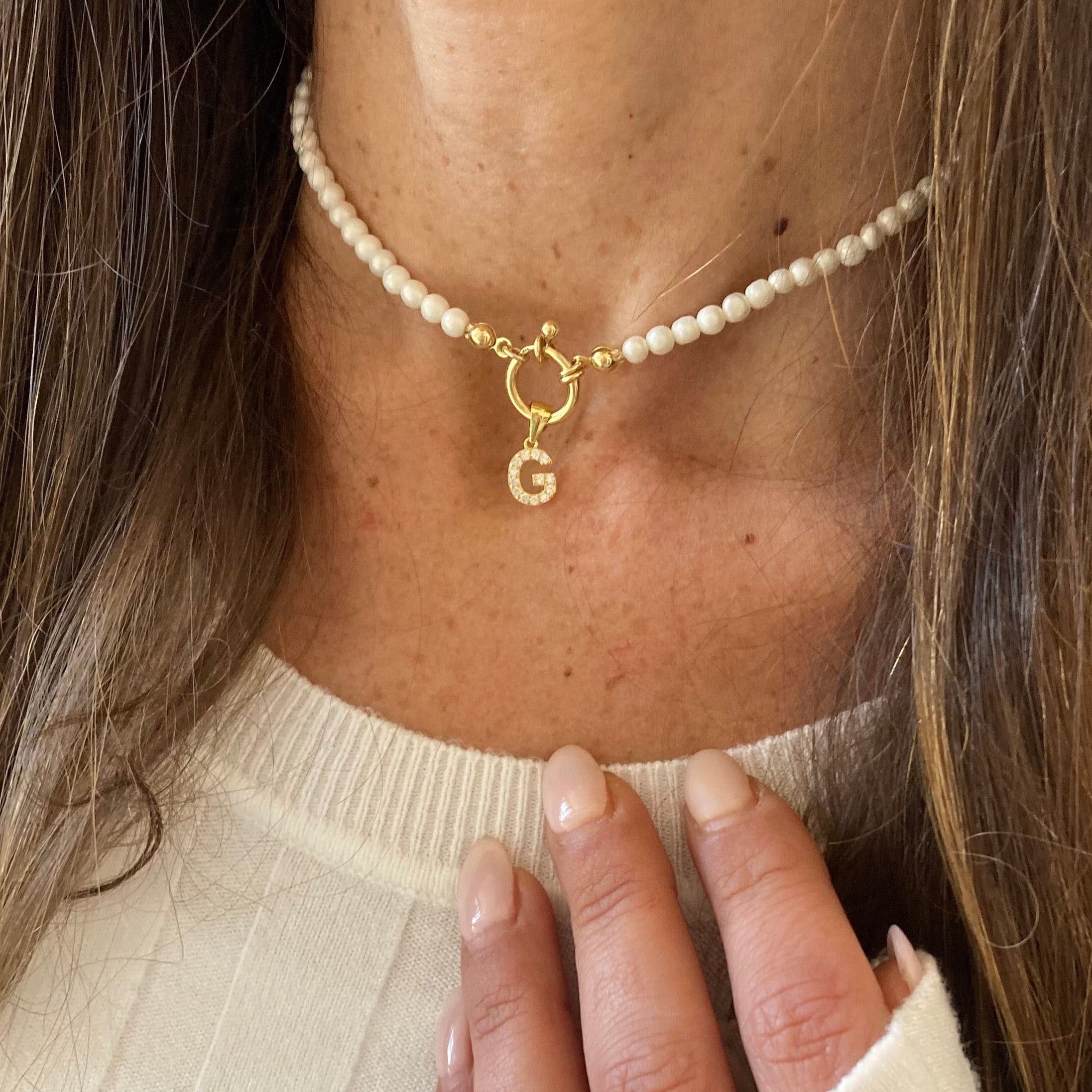 Girocollo timone con perle di fiume e chiusura Chanel in argento 925. RabiosaJewels.personalizzabile con charms a scelta. lunghezza 35cm.indossato