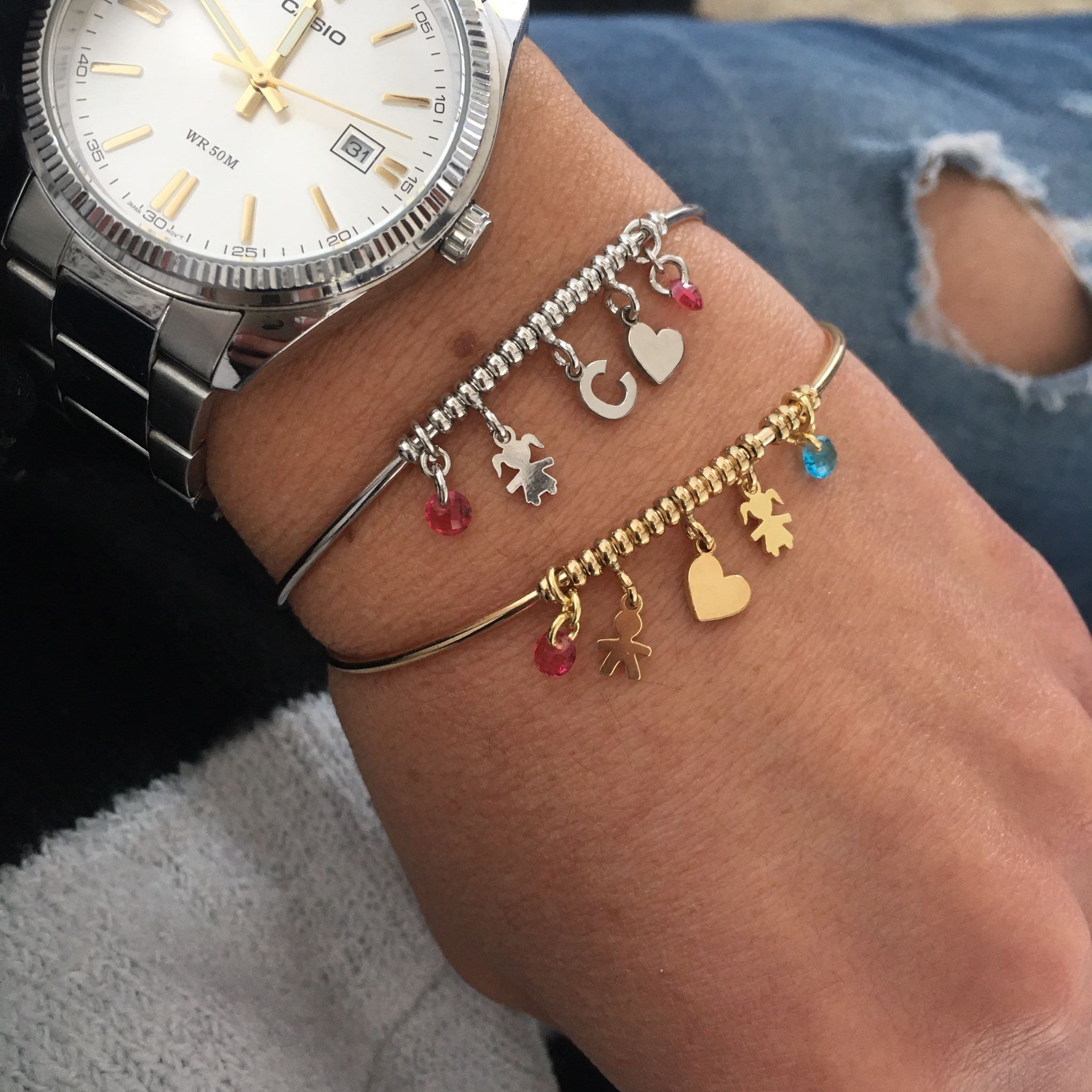 Rabiosajewels_bracciale rigido balia ccon charms bebè. argento925. foto indossato.