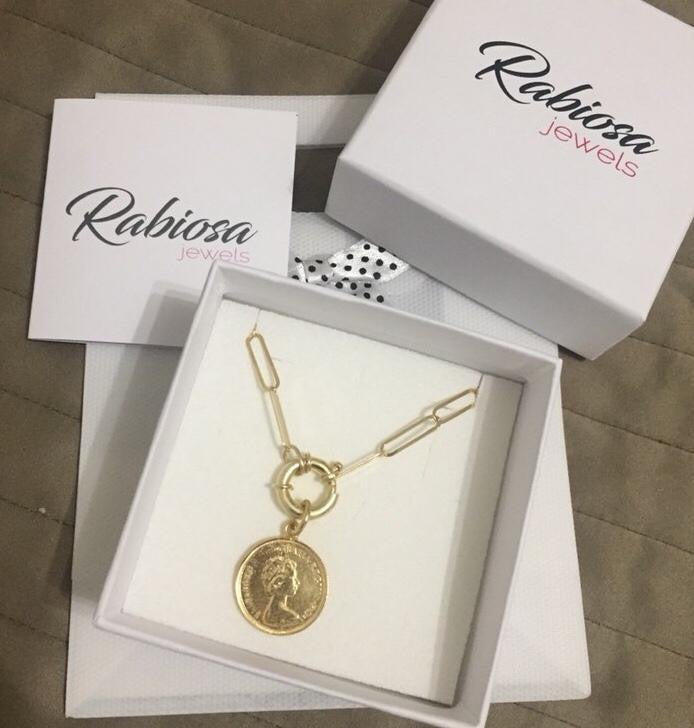 RabiosaJewels. collana coin in argento925 con catena rettangolare, chiusura chanel e moneta. variante gold (4379200913471)