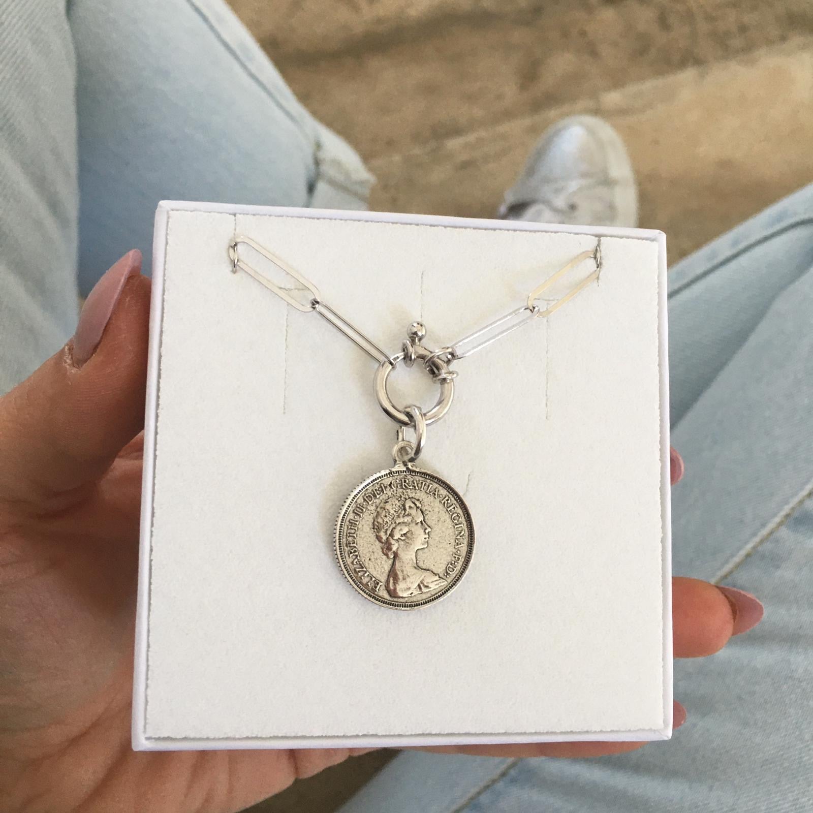 RabiosaJewels. collana coin in argento925 con catena rettangolare, chiusura chanel e moneta. variante silver (4379200913471)