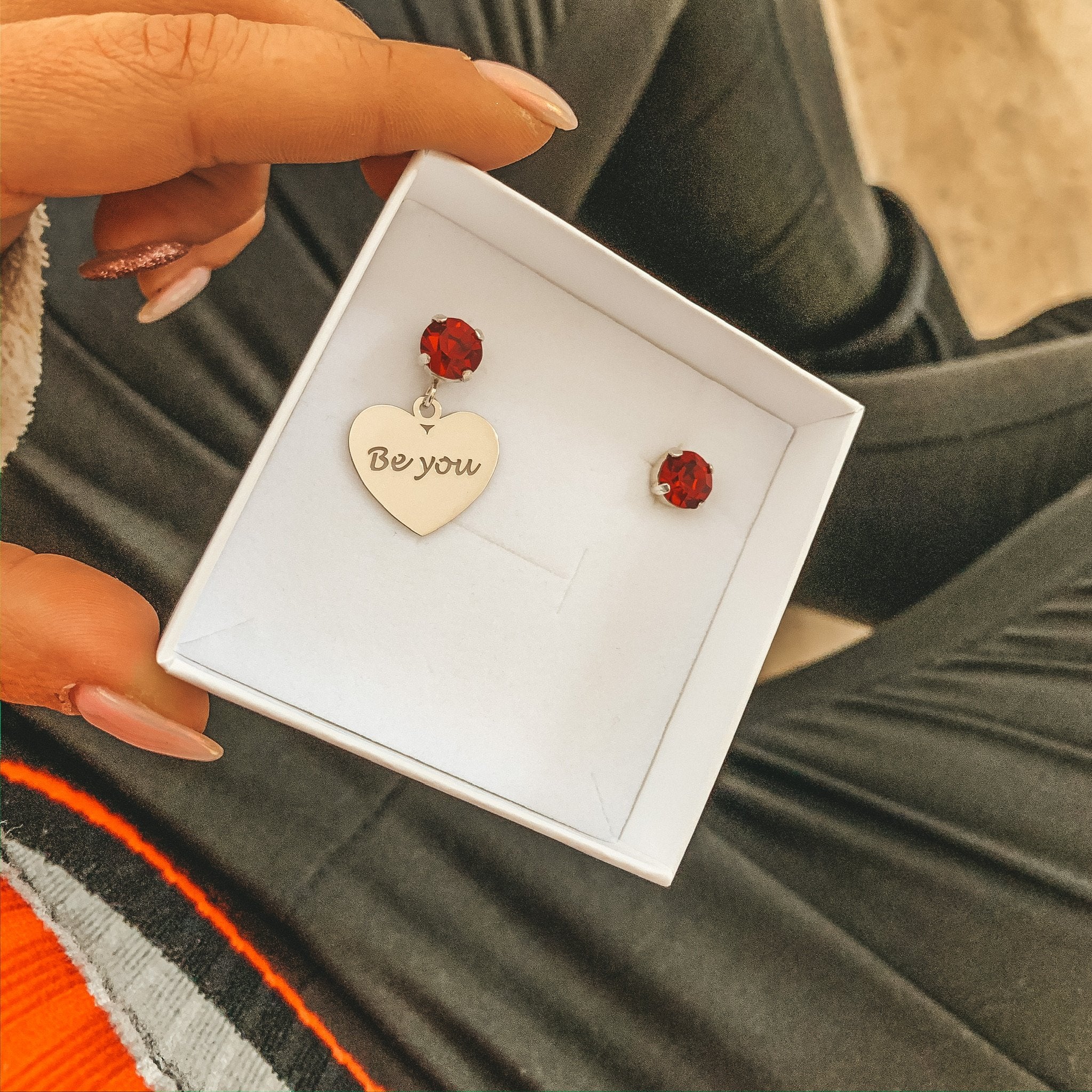 RabiosaJewels. dettaglio orecchini asimmetrici Kore Small in argento925 con cristalli ed incisione traforata personalizzata (4493006405695)