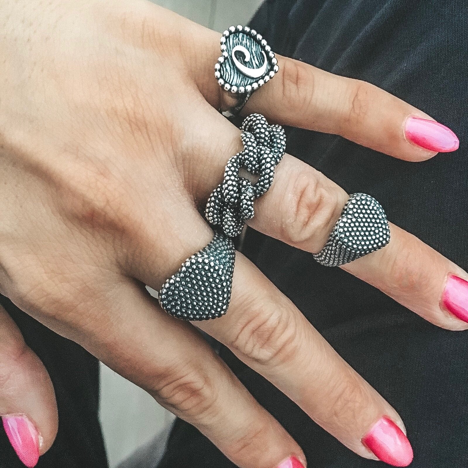 anelli borchie. rabiosajewels. chavalier cuore borchiato. anello catena groumetta torchiato. chavalier cuore iniziale e borchie. (4366681702463)