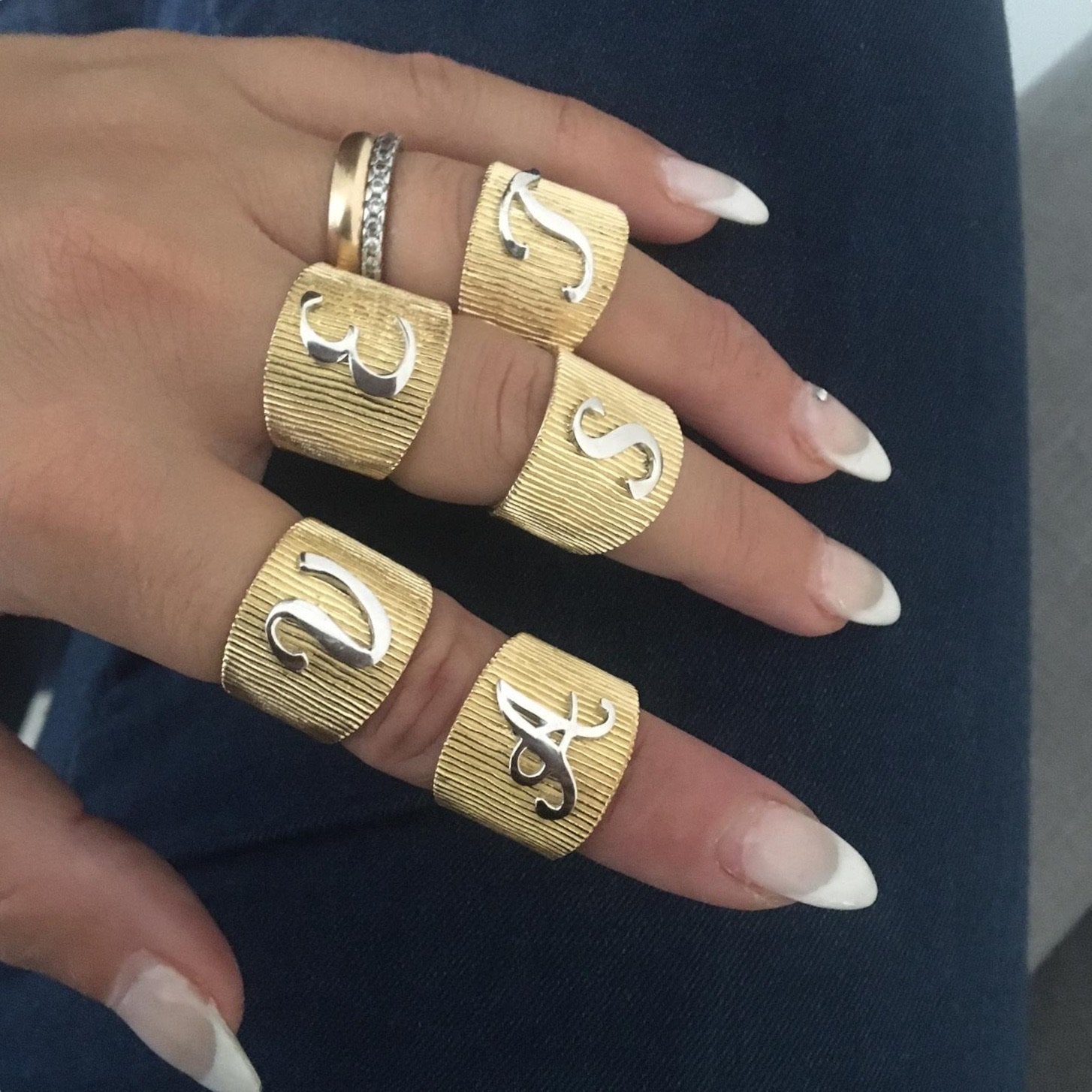 anello fascia vintage base gold ed iniziale silver_rabiosajewels (4375229399103)