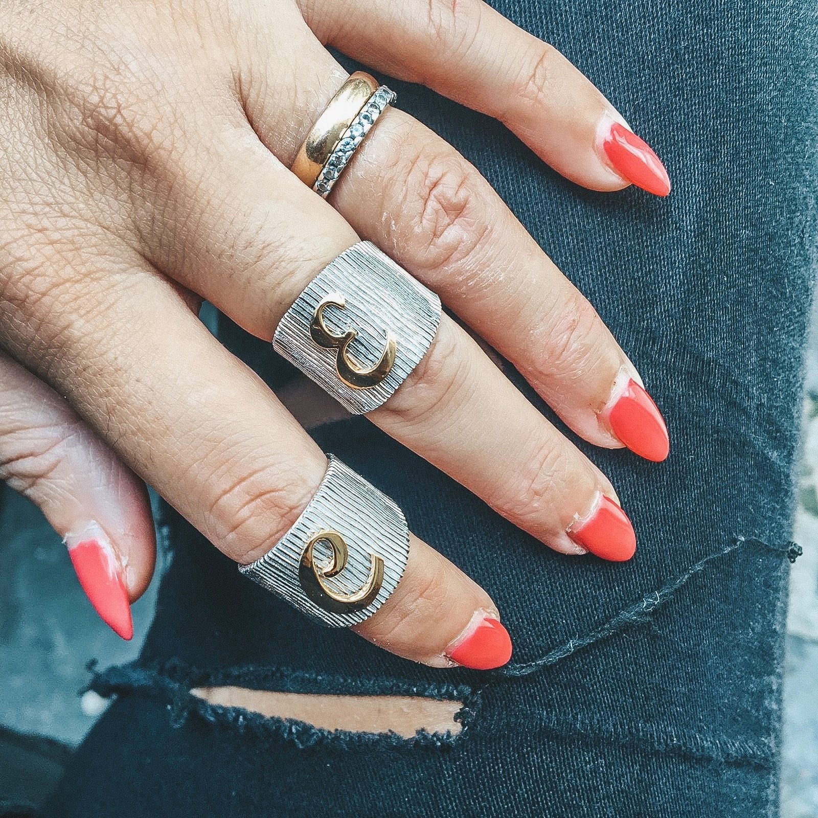 anello fascia vintage base rodio ed iniziale gold_rabiosajewels (4375229399103)