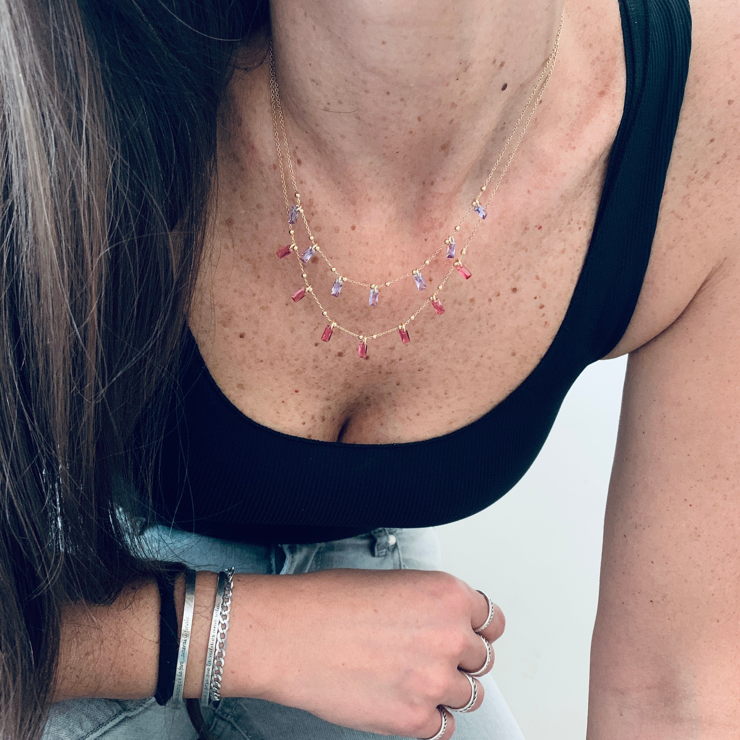 RabiosaJewels. Collana baguette in argento925 e cristalli colorati fuxia e glicine. foto indossata.