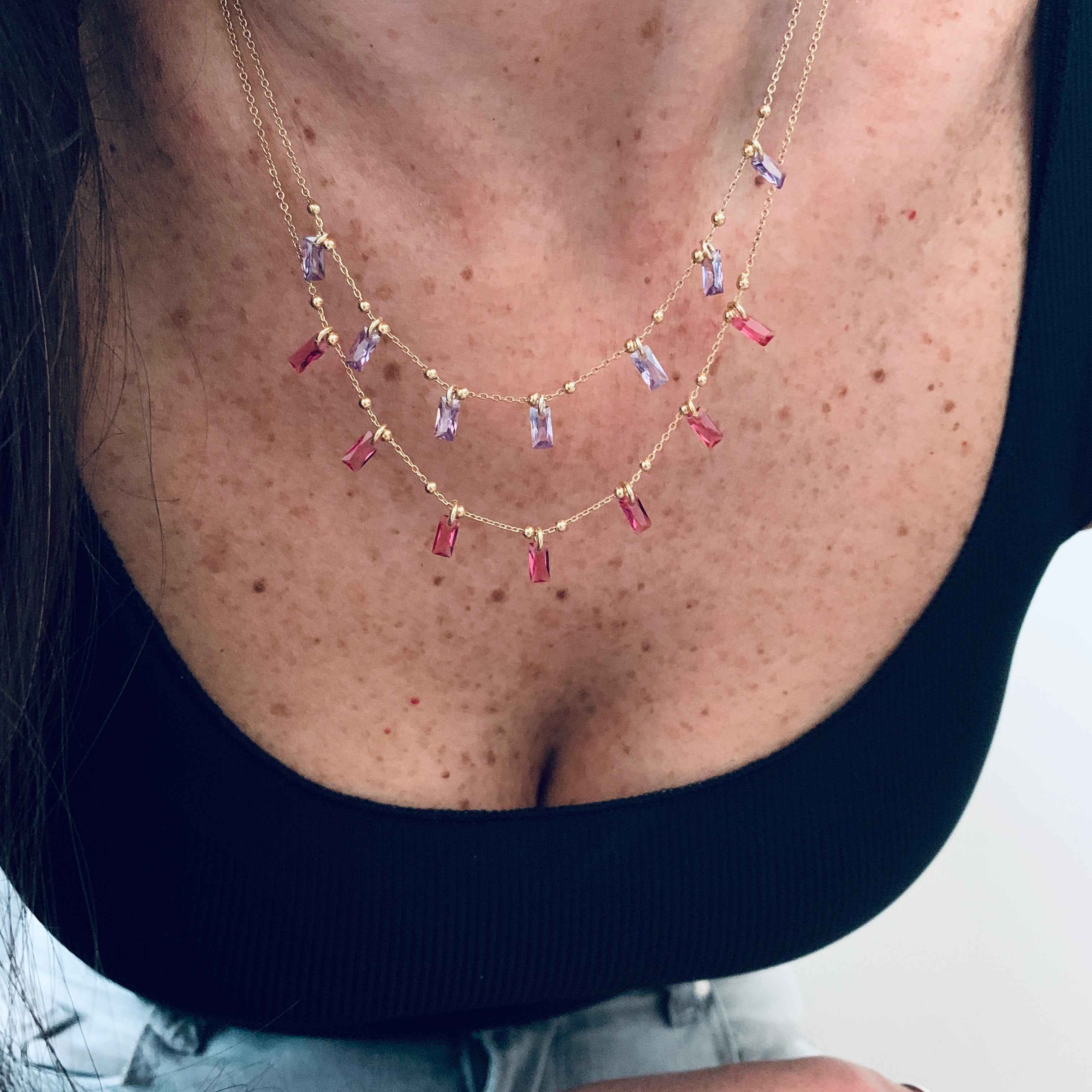 RabiosaJewels. Collana baguette in argento925 e cristalli colorati fuxia e glicine. foto indossata.