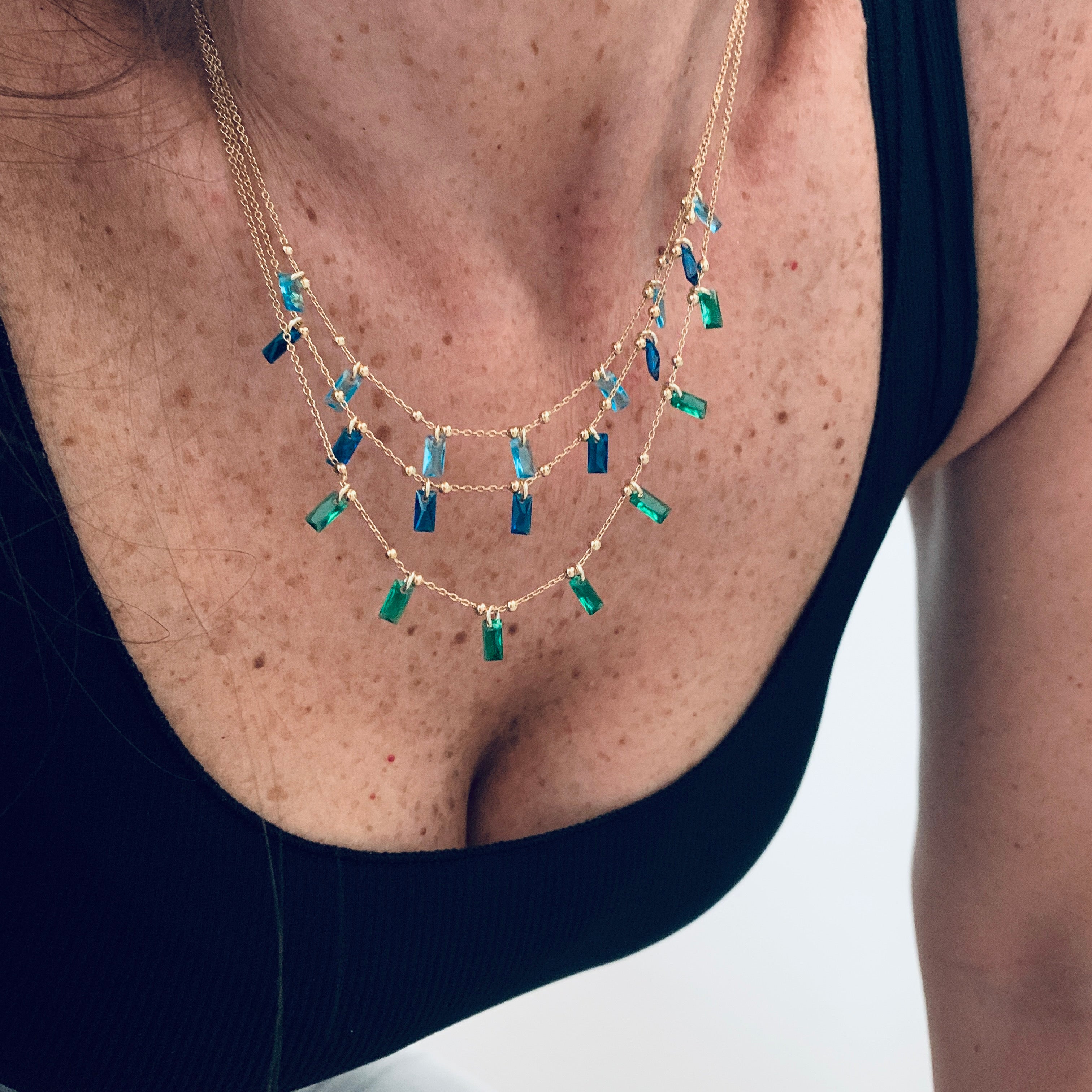 RabiosaJewels. Collana baguette in argento925 e cristalli colorati celesti, verdi e blu. foto indossata.