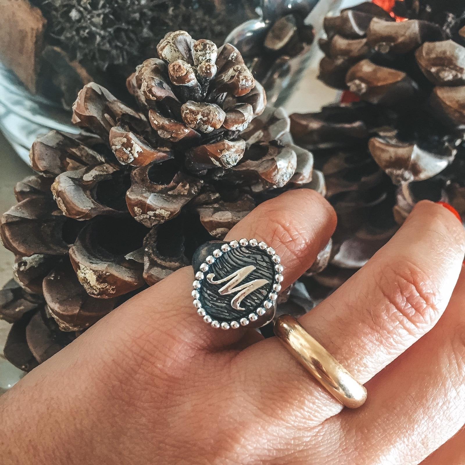 Chavalier ID letter ovale con iniziale rialzata e borchie. argento925 regolabili da mignolo. rabiosajewels (4373603745855)