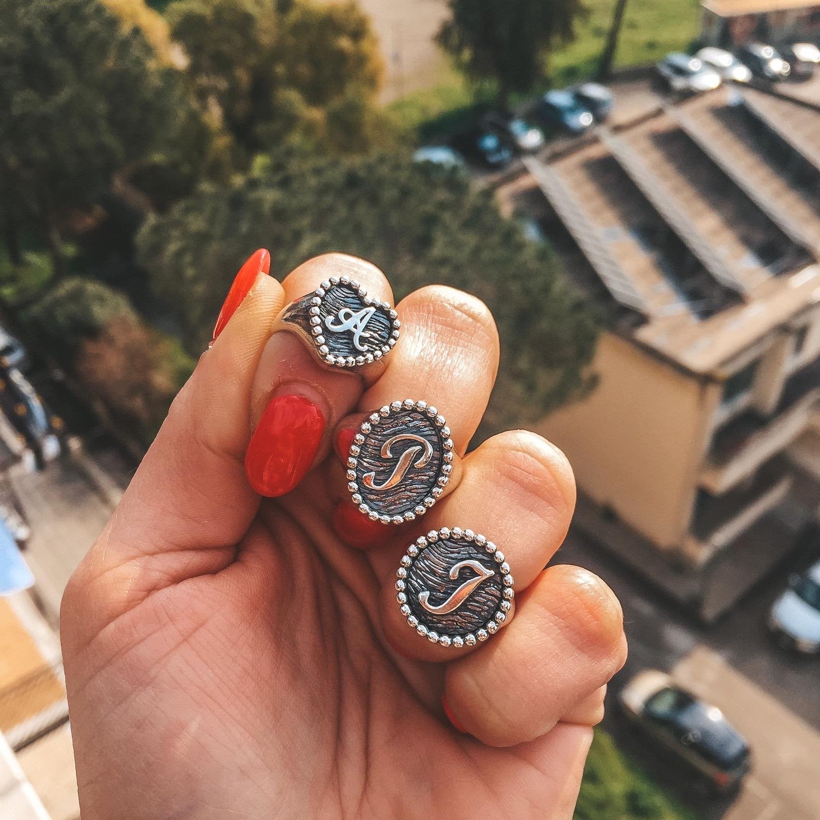 Chavalier ID letter tondo, cuore, ovale con iniziale rialzata e borchie. argento925 regolabili da mignolo. rabiosajewels (4373603745855)