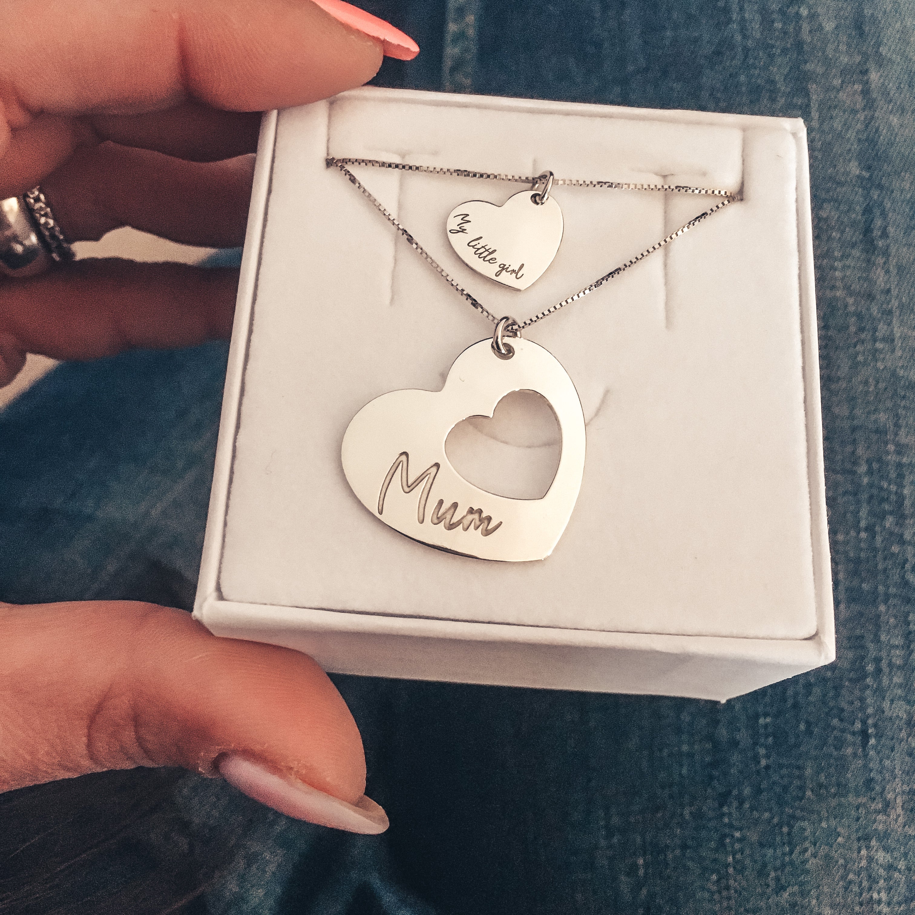 la collana duo cuori duo è composta da due collane veneziane, ognuna con un pendente a forma di cuore. Su entrambi i cuori è possibile incidere una parola o un nome simbolo della vostra unione. Il cuore piccolo è ricavato direttamente dal cuore grande .rabiosaJewels. argento 925. Collana Mum & Little girl. collana Mamma e figlia