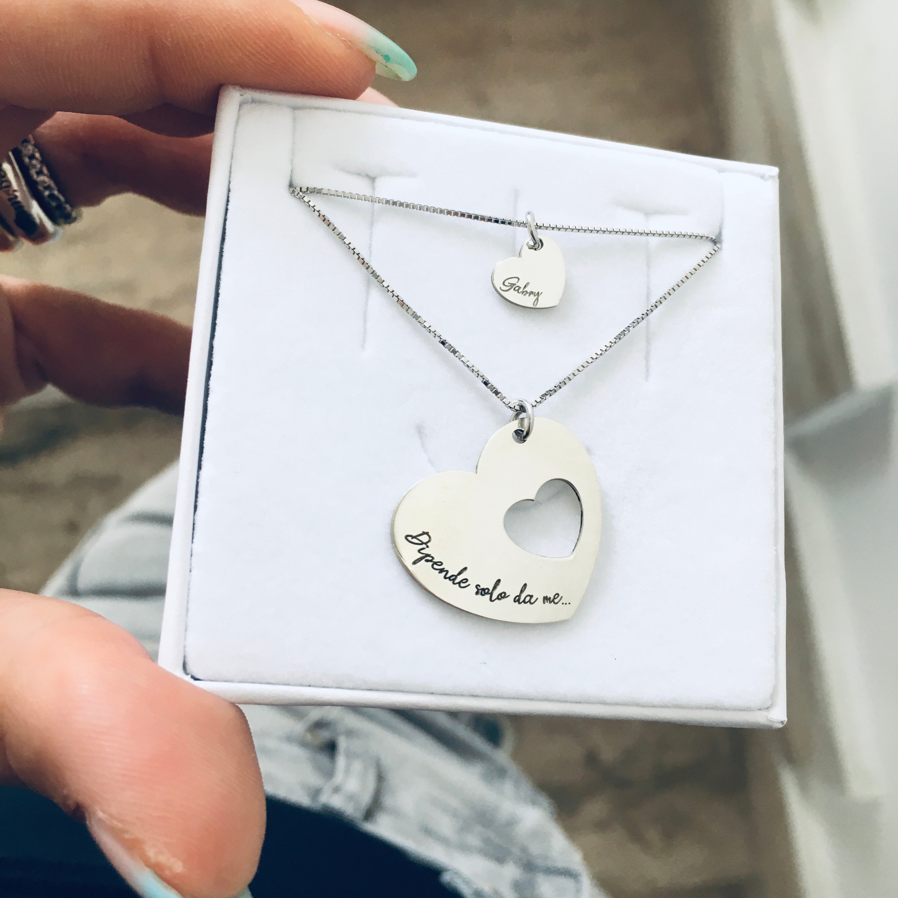 la collana duo cuori duo è composta da due collane veneziane, ognuna con un pendente a forma di cuore. Su entrambi i cuori è possibile incidere una parola o un nome simbolo della vostra unione. Il cuore piccolo è ricavato direttamente dal cuore grande .rabiosaJewels. argento 925