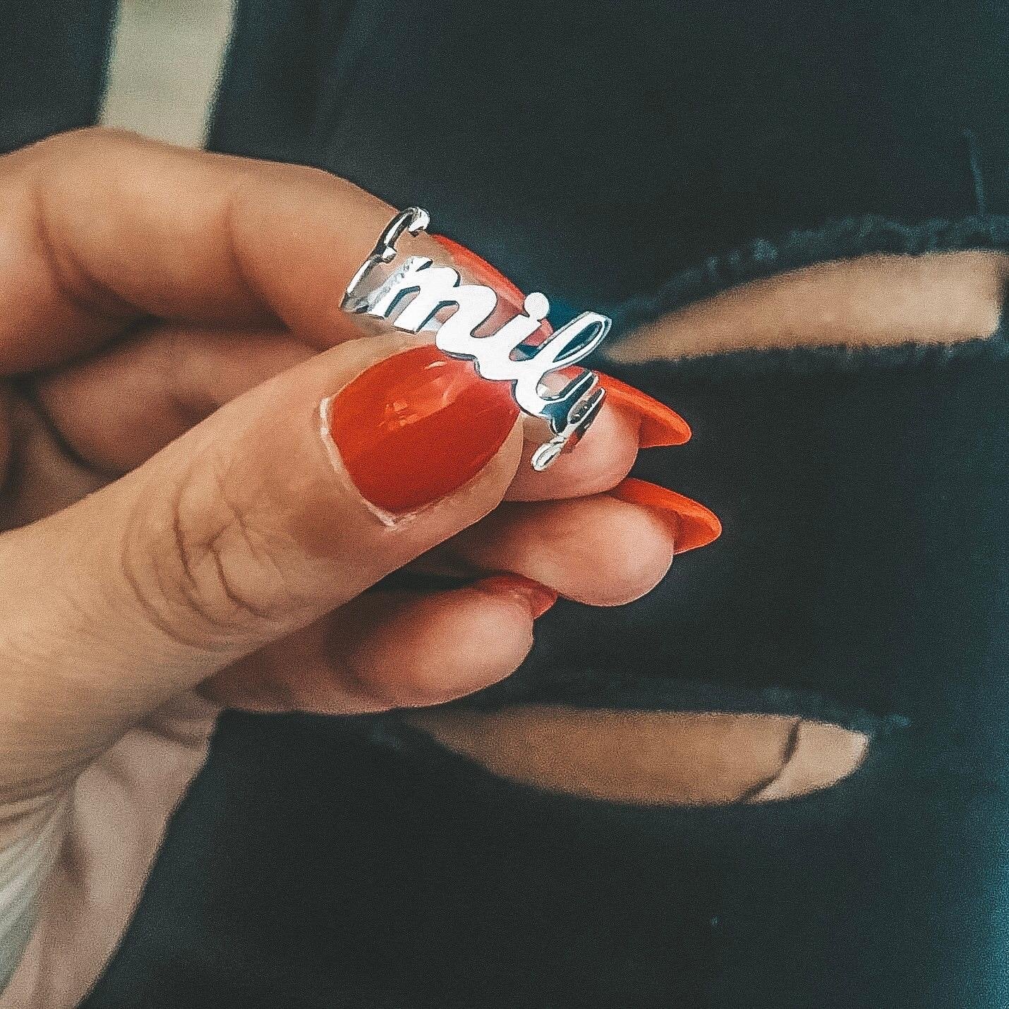 dettaglio anello nome in corsivo. argento925. rabiosajewels (4373576843327)