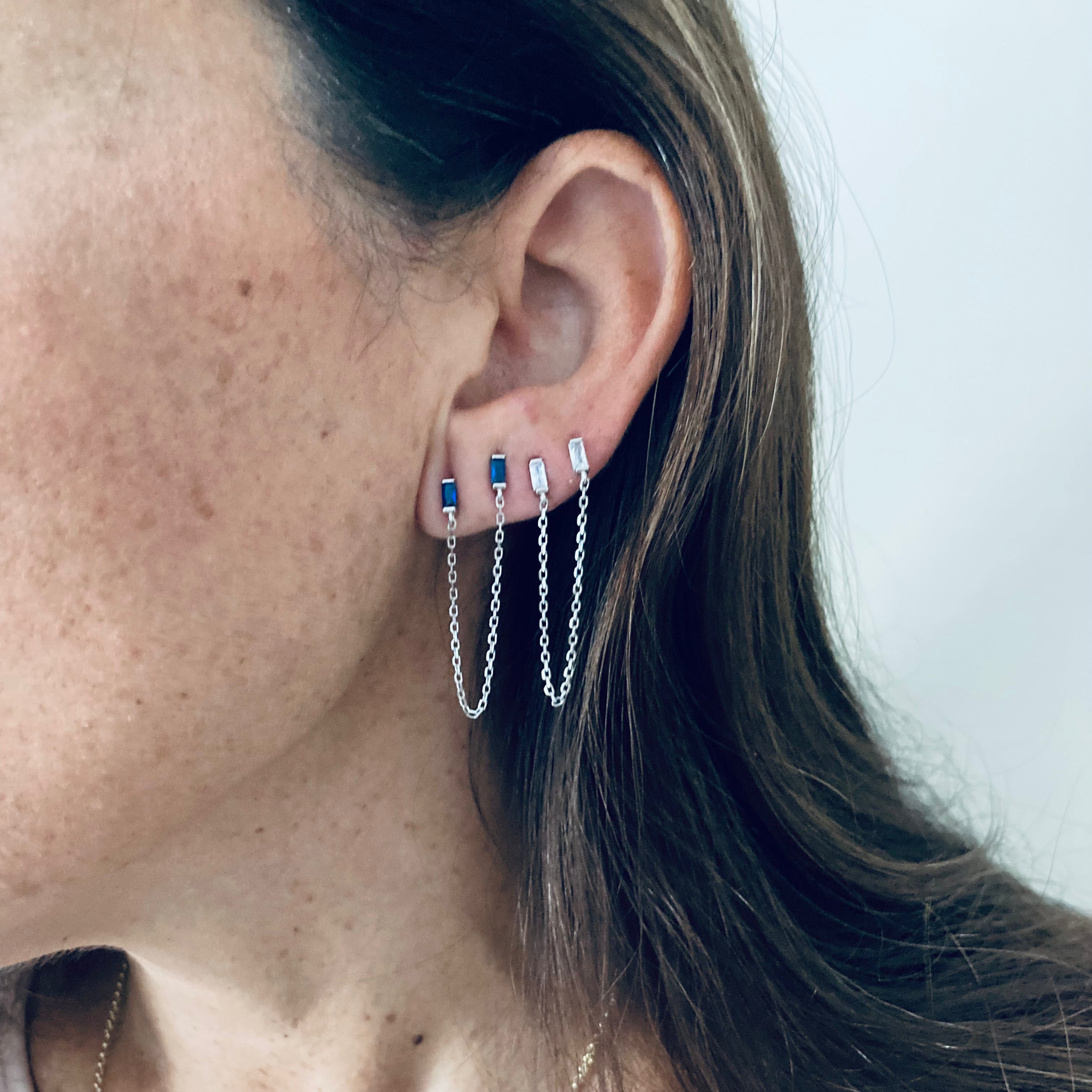 mono orecchino doppia baguetta. argento 925. RabiosaJewels. baguetta blu. baguetta bianca